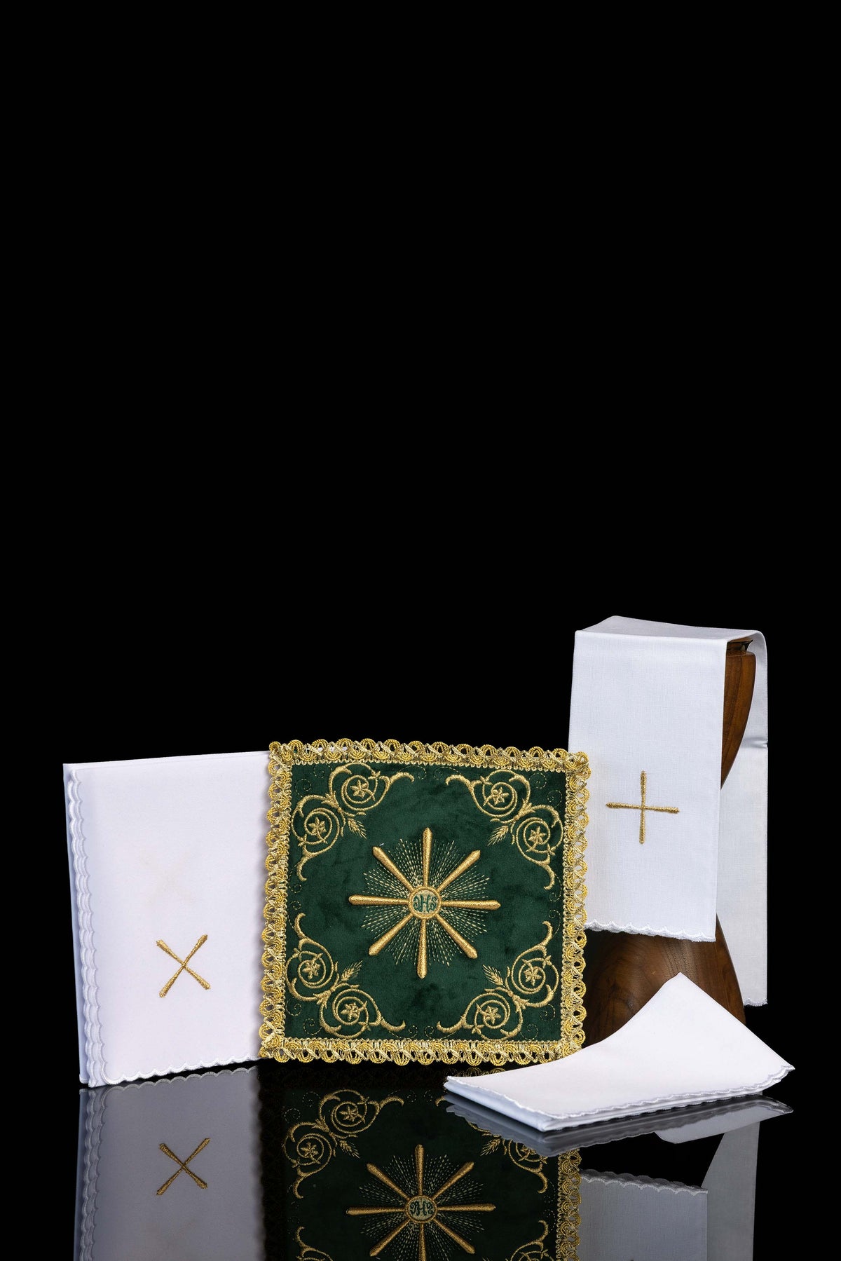 Conjunto de alfaias litúrgicas verde com pala de veludo bordada