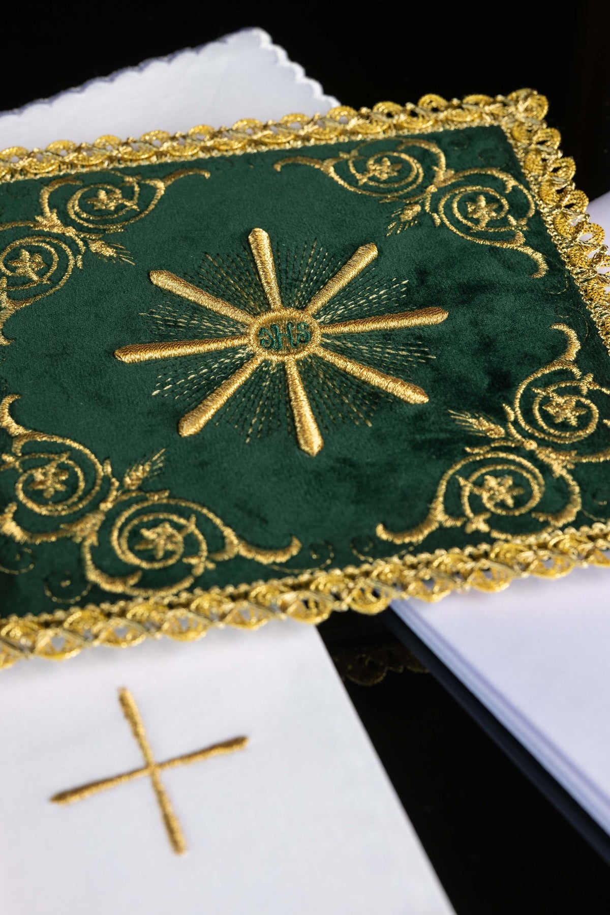 Conjunto de alfaias litúrgicas verde com pala de veludo bordada