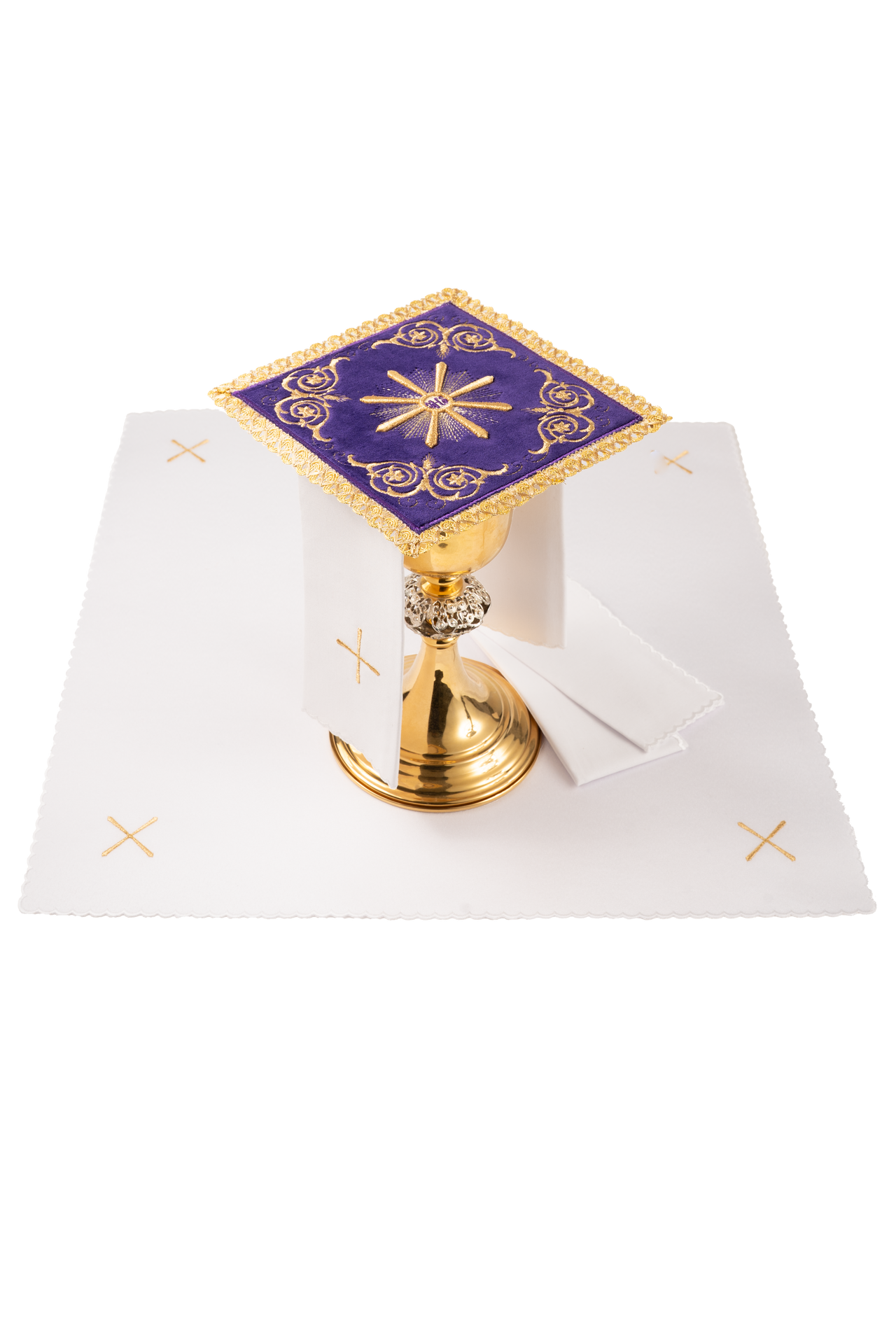 Conjunto de alfaias litúrgicas roxas: pala de veludo com bordado do sol eucarístico IHS sobre um cálice dourado, corporal, sanguíneo e manutérgio brancos com cruzes.
