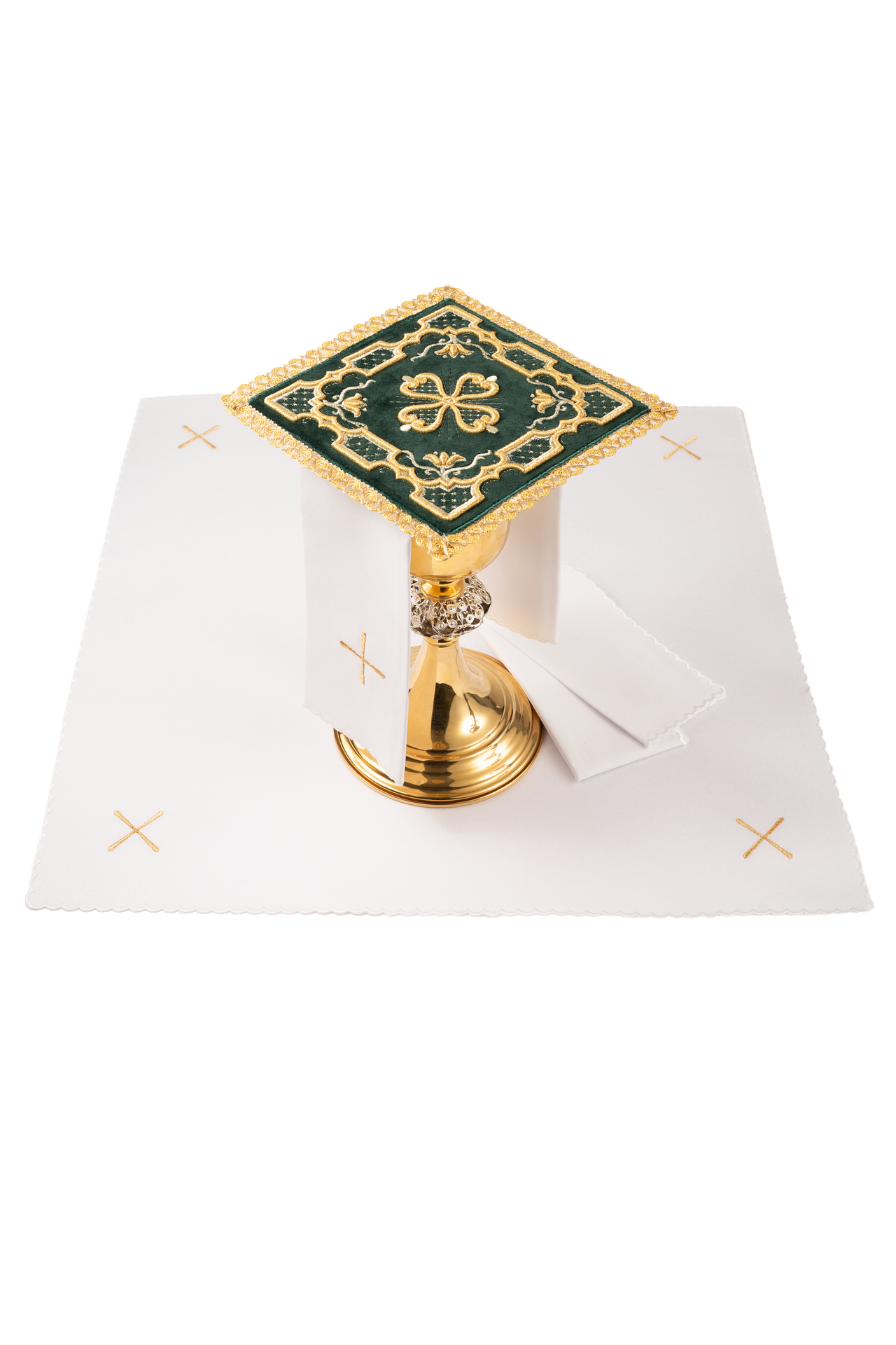 Conjunto de alfaias litúrgicas verde: pala de veludo com bordado de cruz rosácea sobre um cálice dourado, corporal branco com cruzes, sanguíneo e manutérgio.