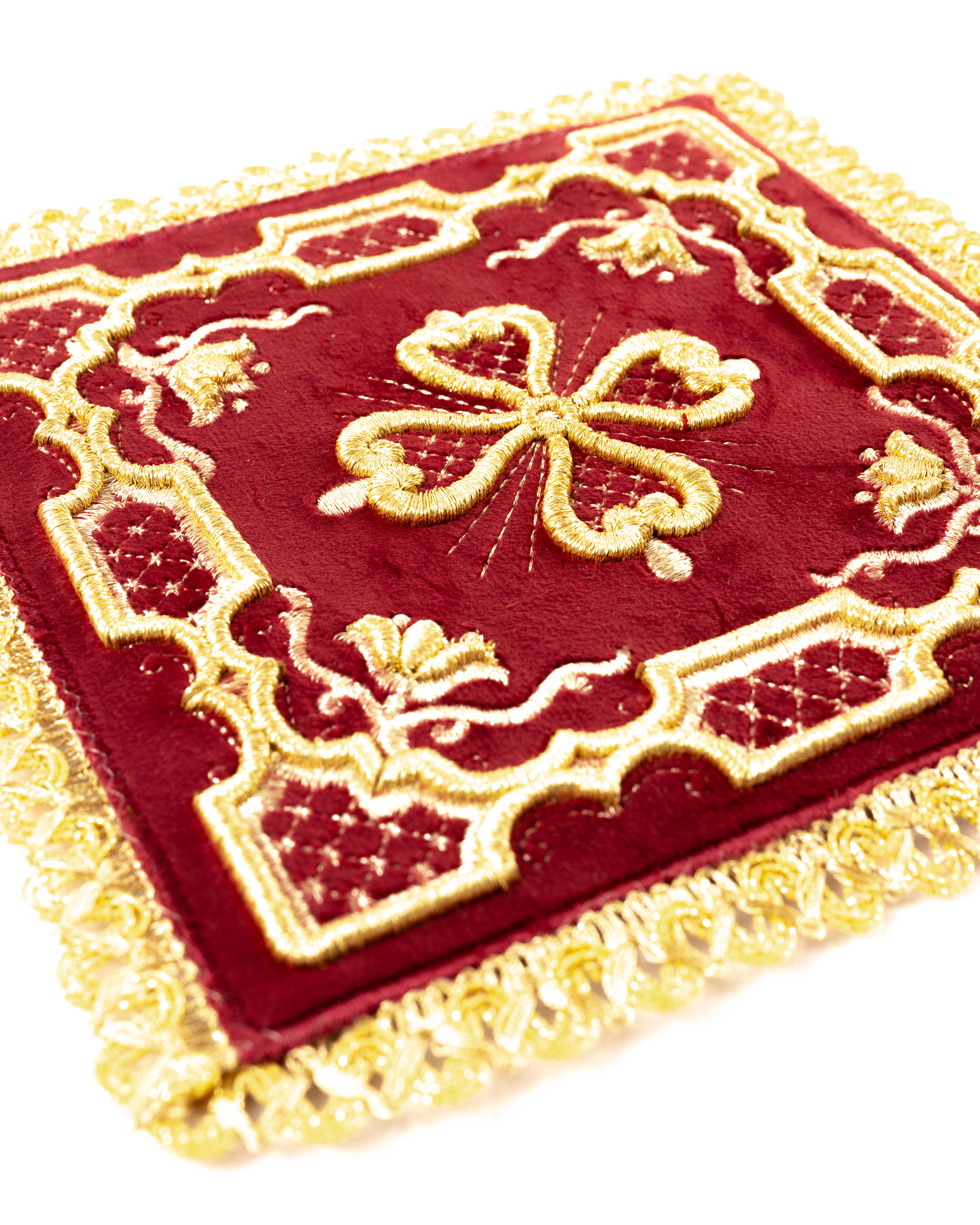 Conjunto de alfaias litúrgicas vermelho: pala de veludo com bordado de cruz rosácea sobre um cálice dourado, corporal branco com cruzes, sanguíneo e manutérgio
