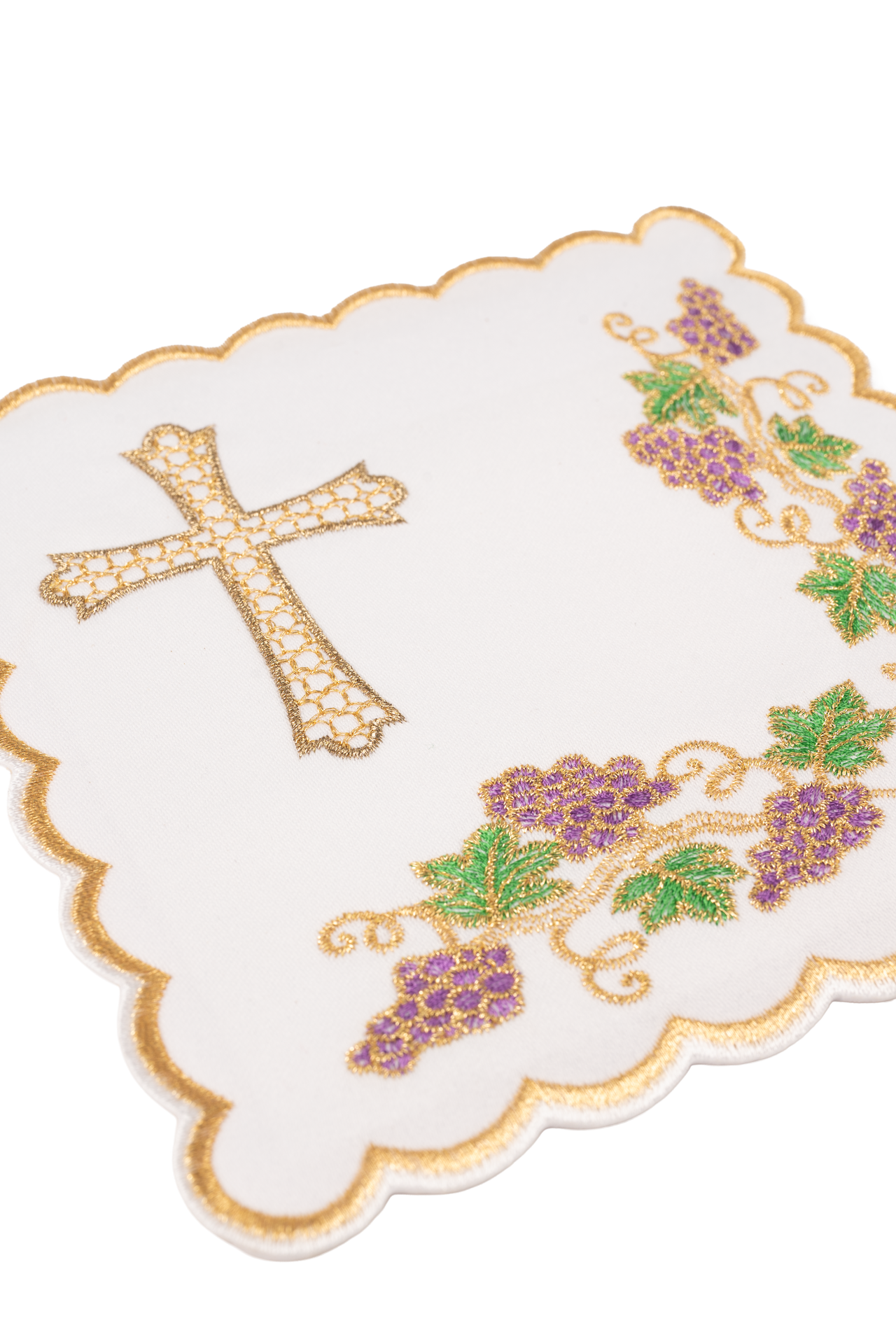 Conjunto de alfaias litúrgicas com motivo de videira e cruz