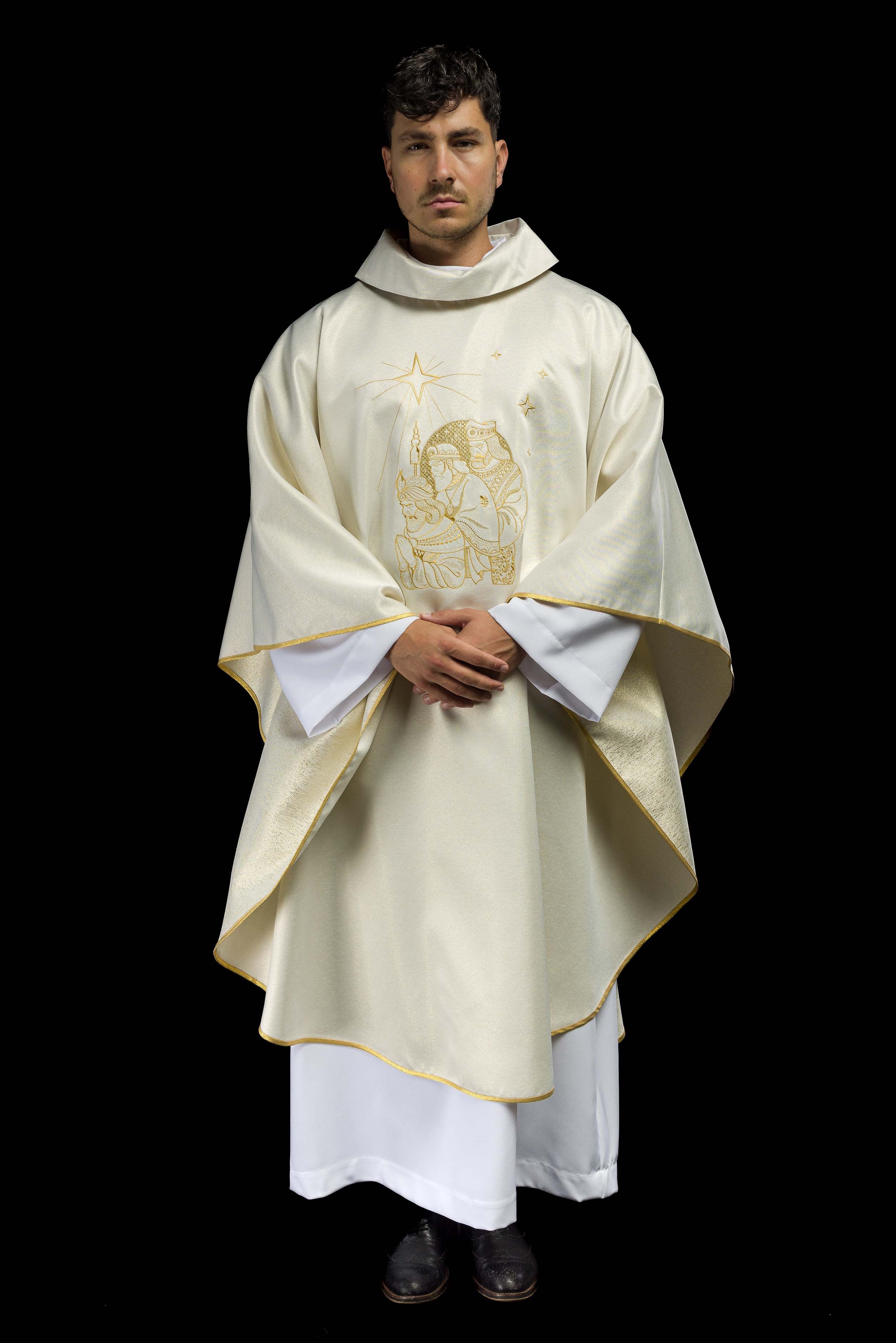 Casula brilhante com bordado dourado dos Três Reis Magos
