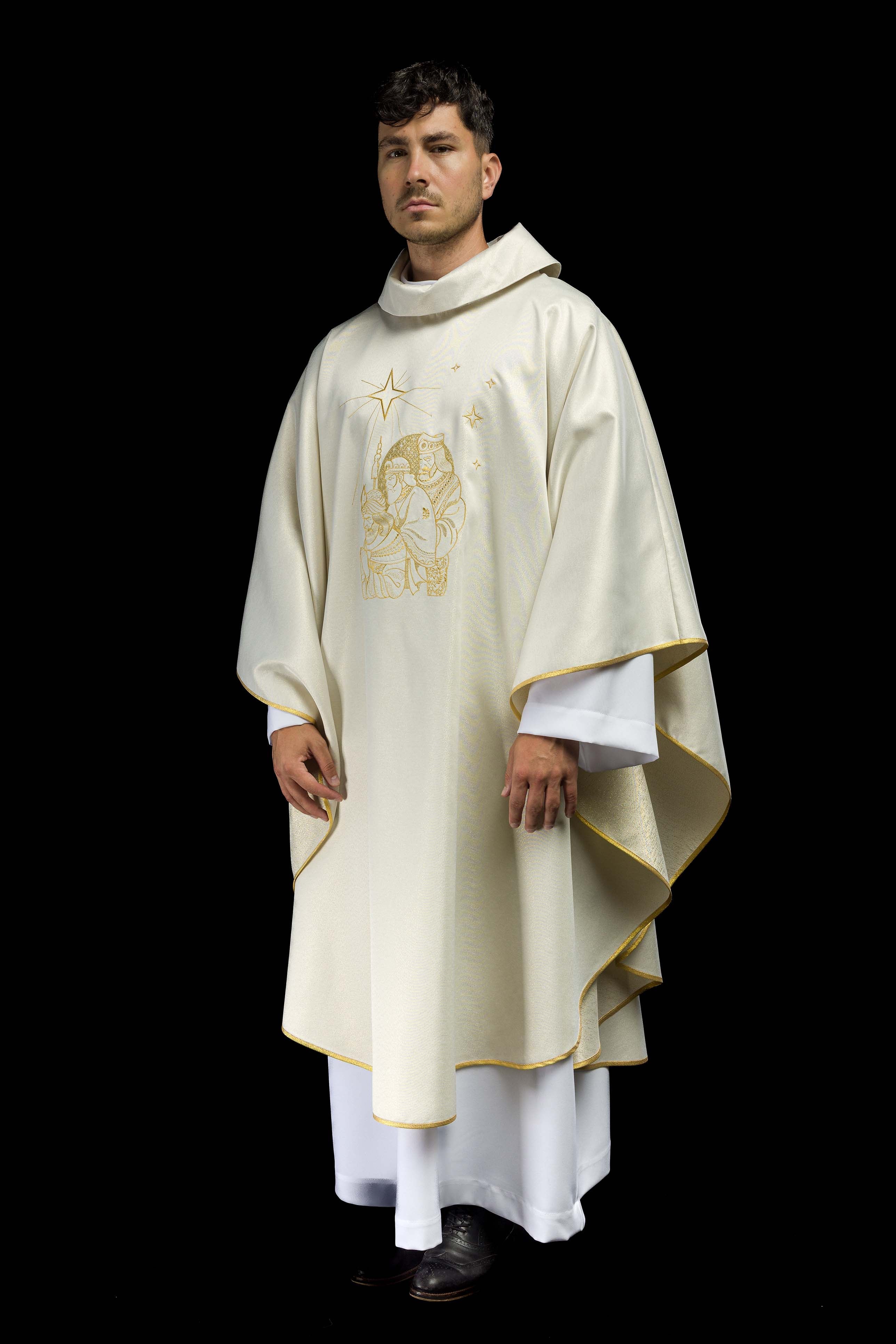 Casula brilhante com bordado dourado dos Três Reis Magos