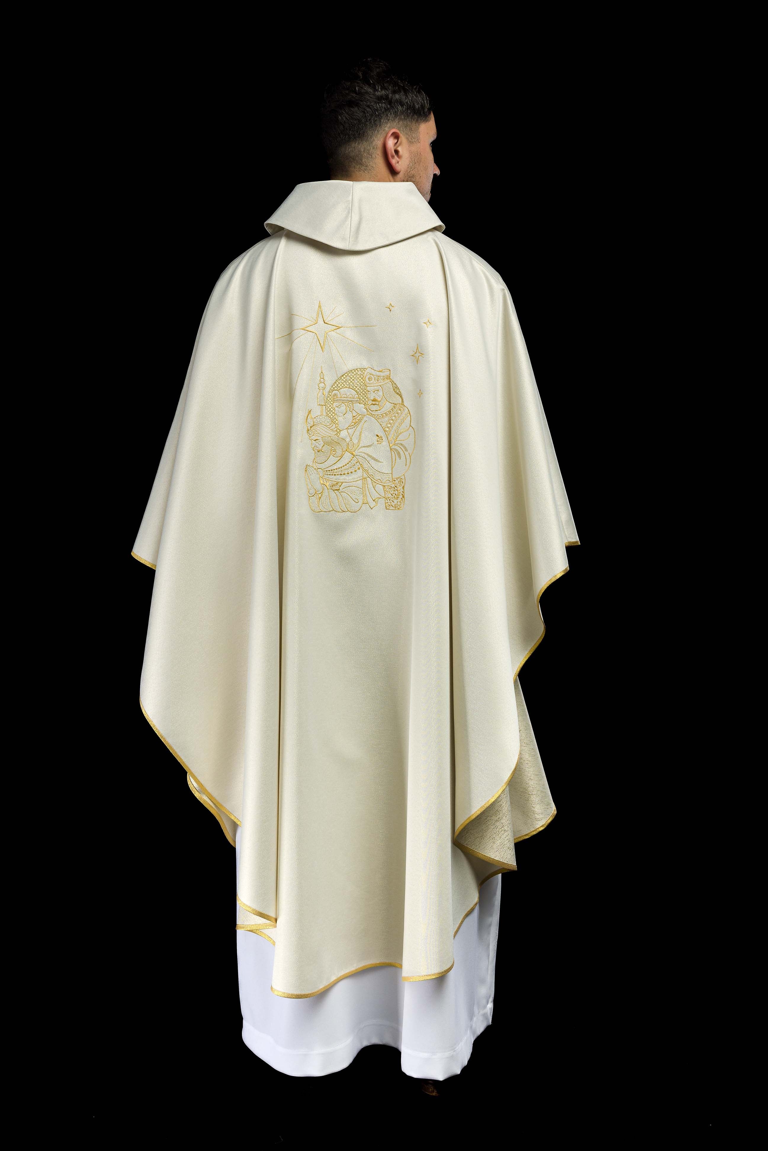Casula brilhante com bordado dourado dos Três Reis Magos