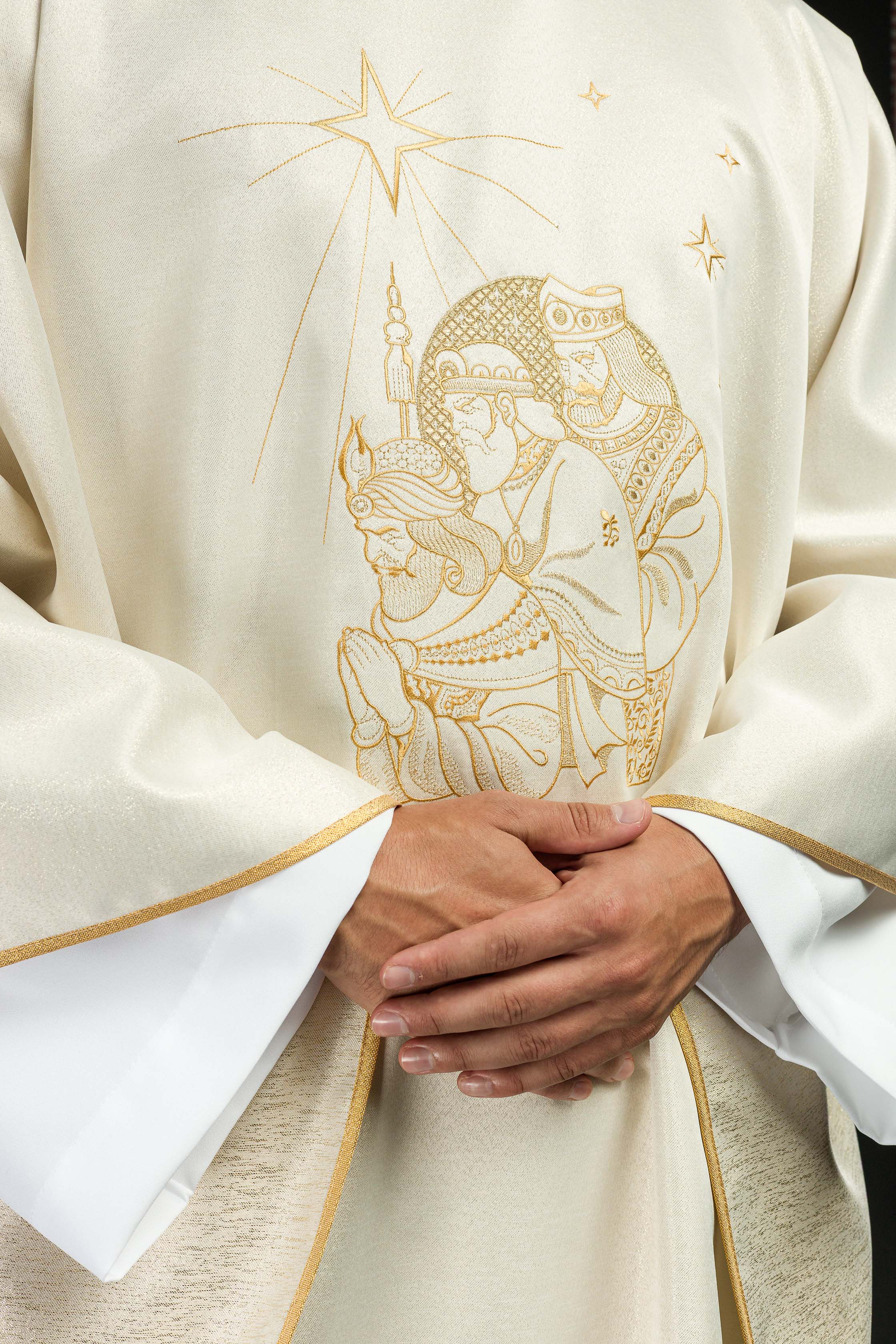 Casula brilhante com bordado dourado dos Três Reis Magos