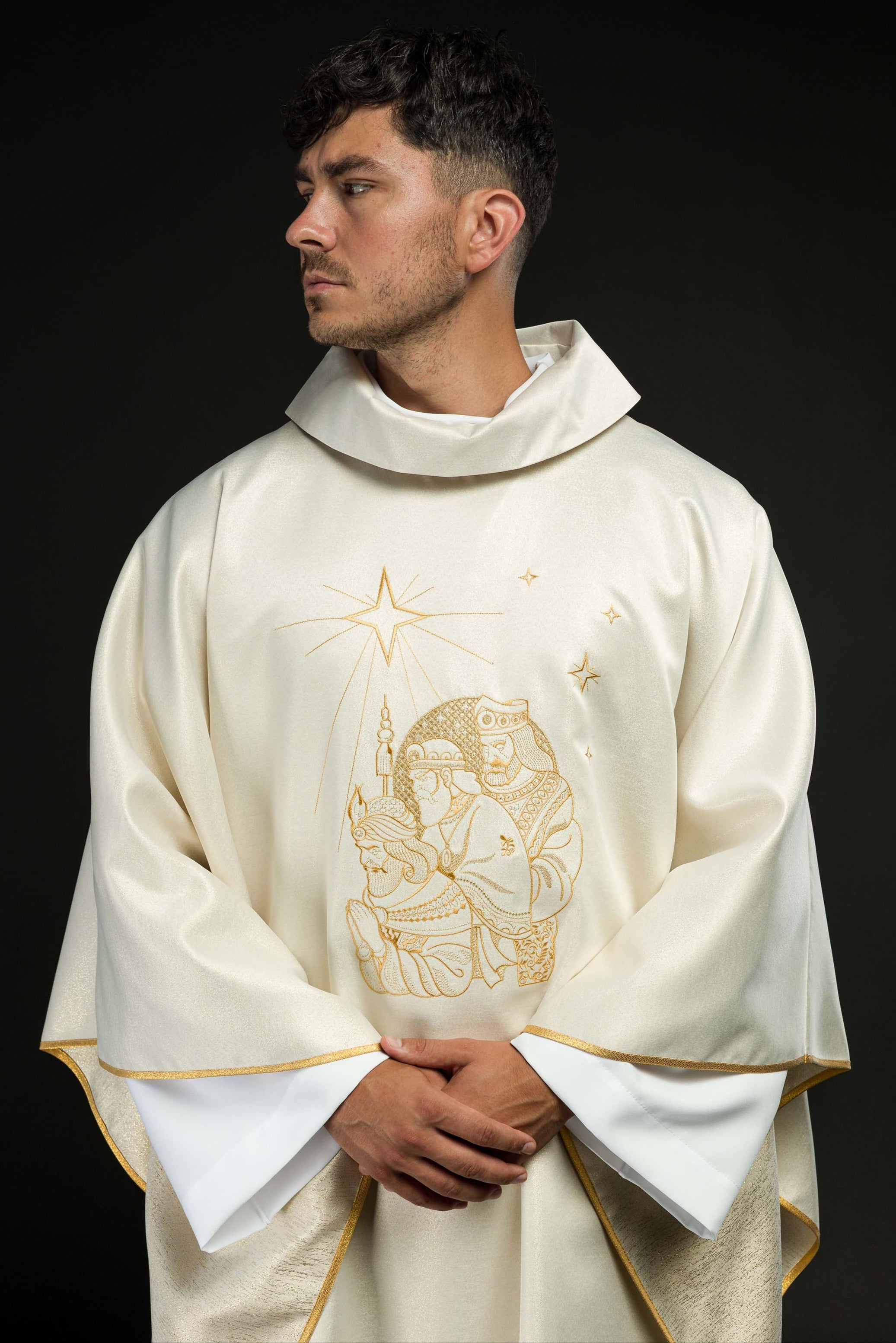Casula brilhante com bordado dourado dos Três Reis Magos