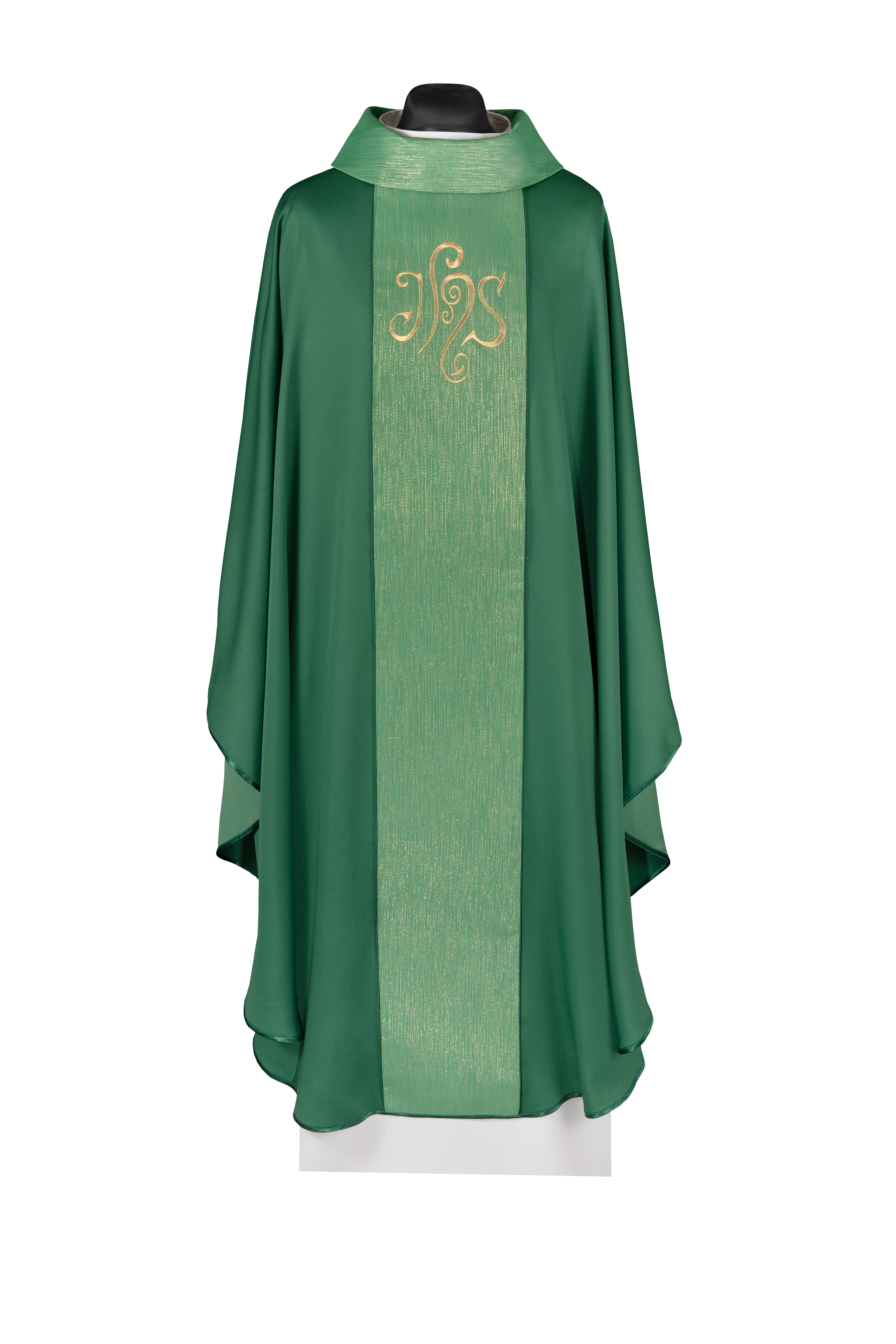 Casula verde adornada com faixa e bordado IHS