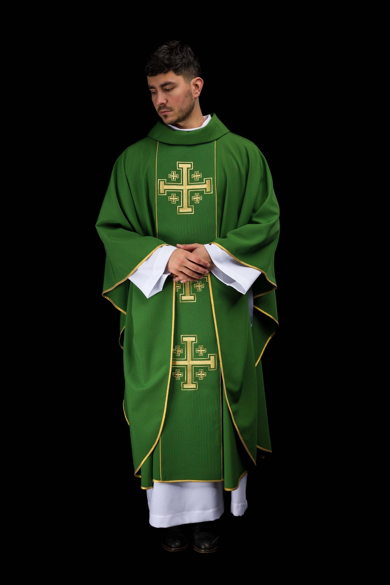 Casula verde bordada com faixa e cruzes de Jerusalém - chasubles.com.br