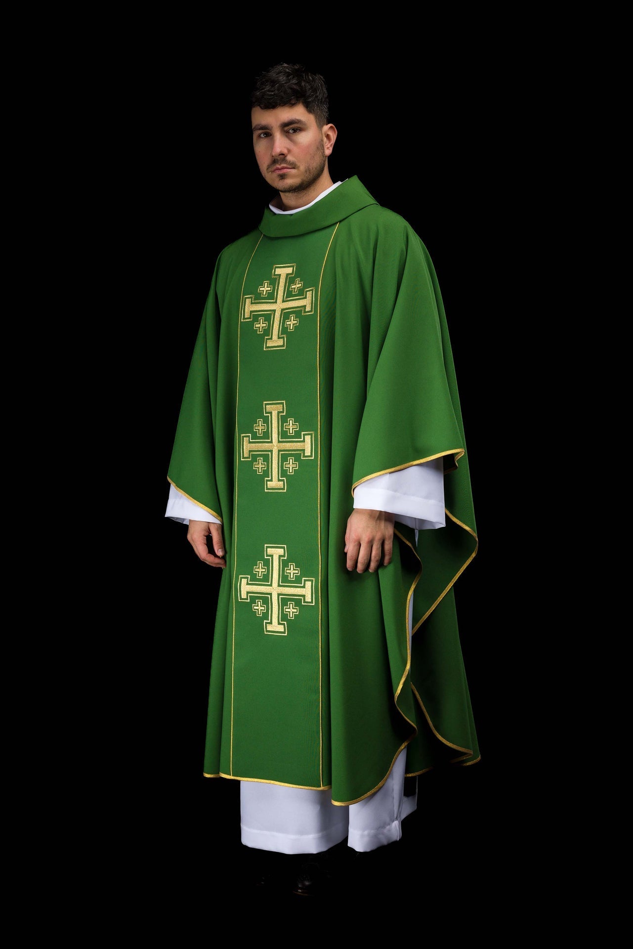 Casula verde bordada com faixa e cruzes de Jerusalém - chasubles.com.br
