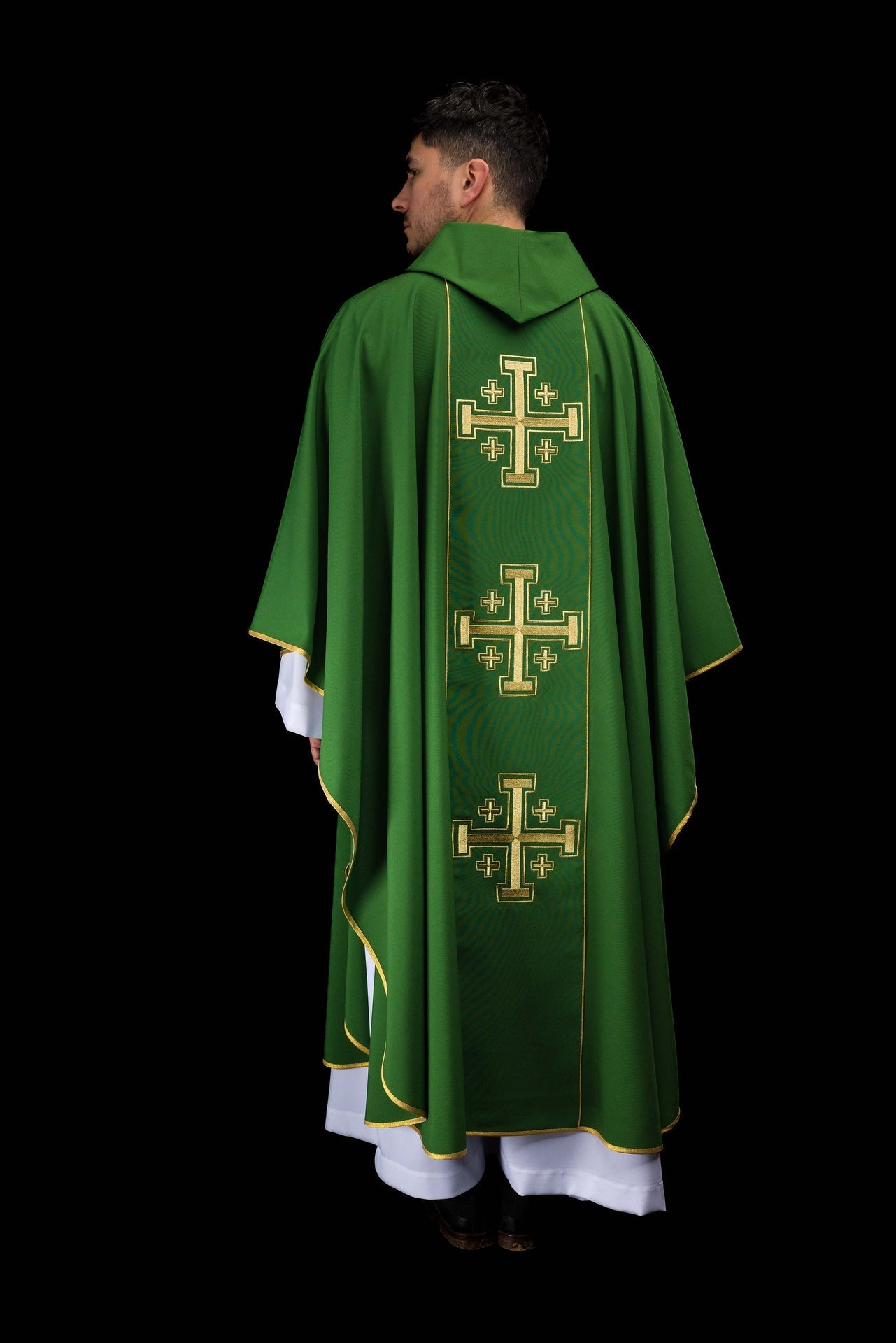 Casula verde bordada com faixa e cruzes de Jerusalém - chasubles.com.br