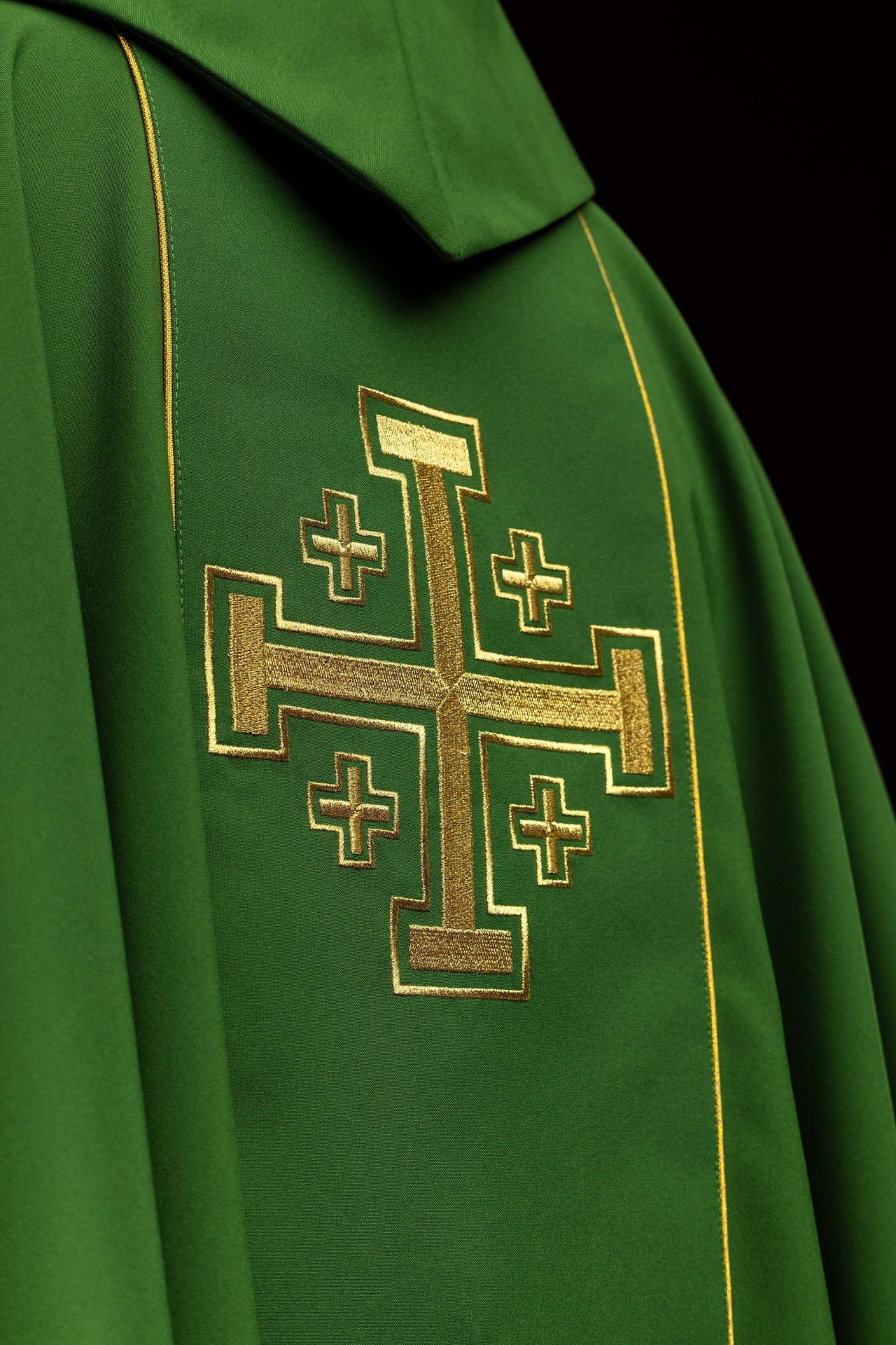 Casula verde bordada com faixa e cruzes de Jerusalém - chasubles.com.br