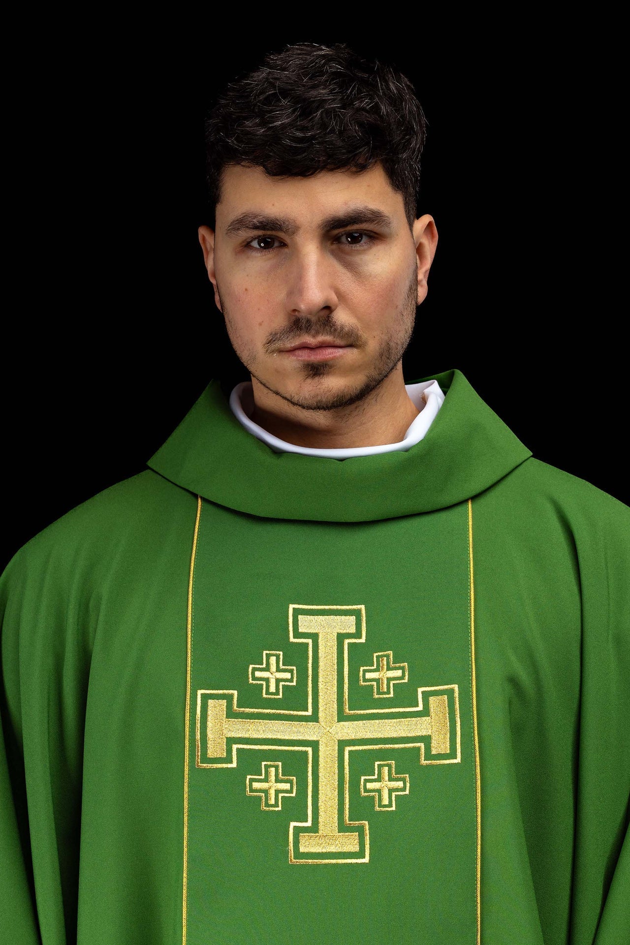 Casula verde bordada com faixa e cruzes de Jerusalém - chasubles.com.br