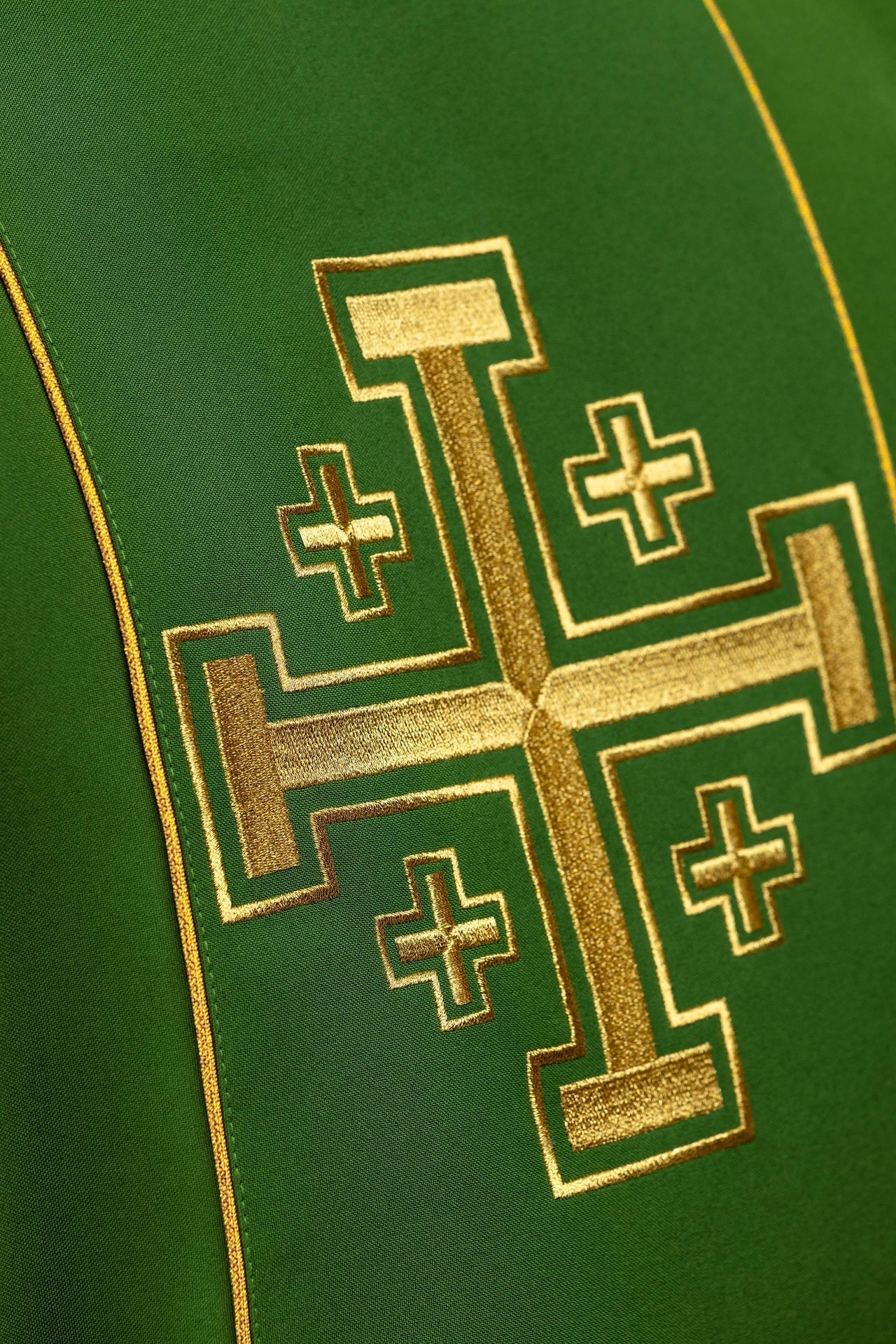 Casula verde bordada com faixa e cruzes de Jerusalém - chasubles.com.br