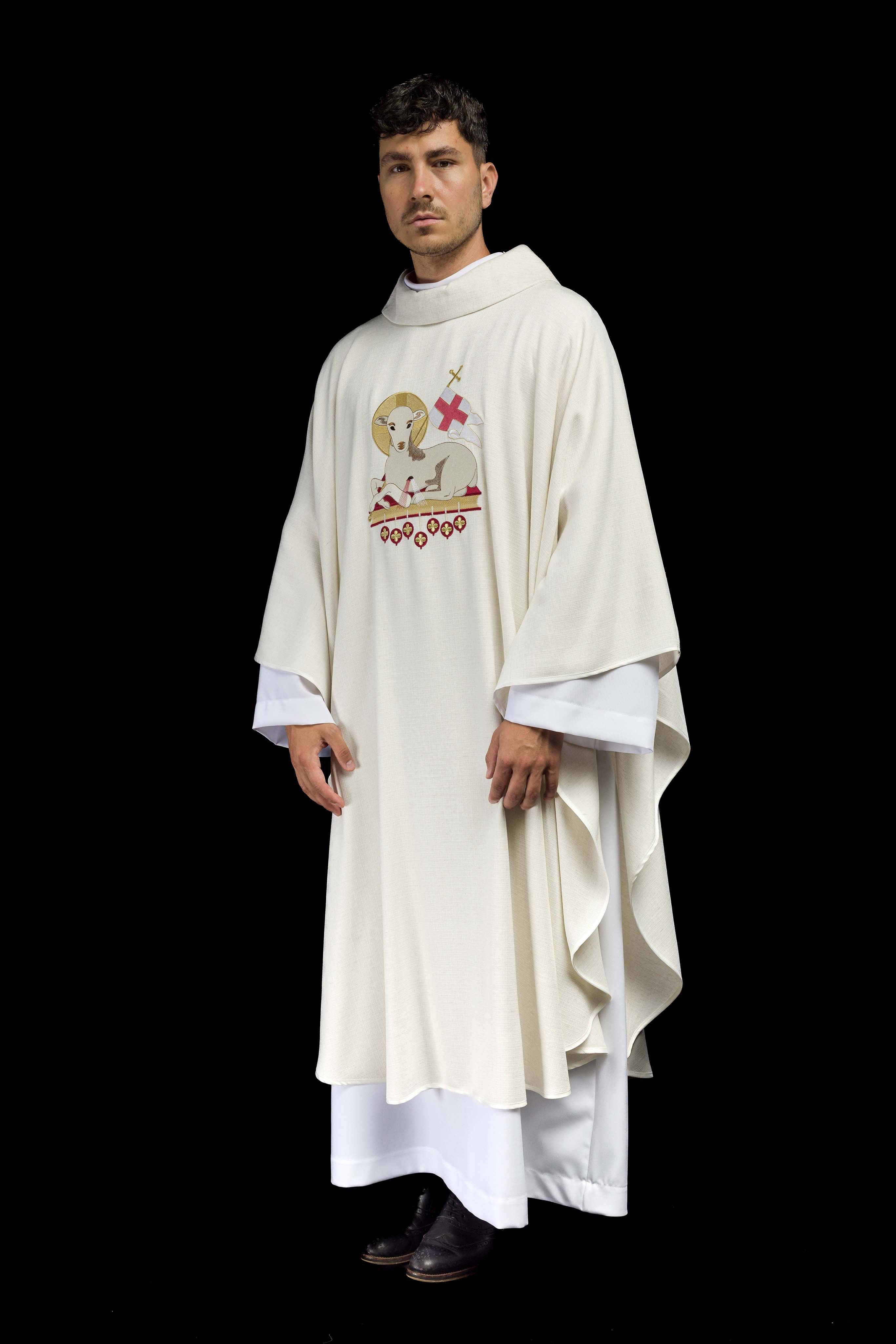 Casula pascal com Cordeiro de Deus bordado