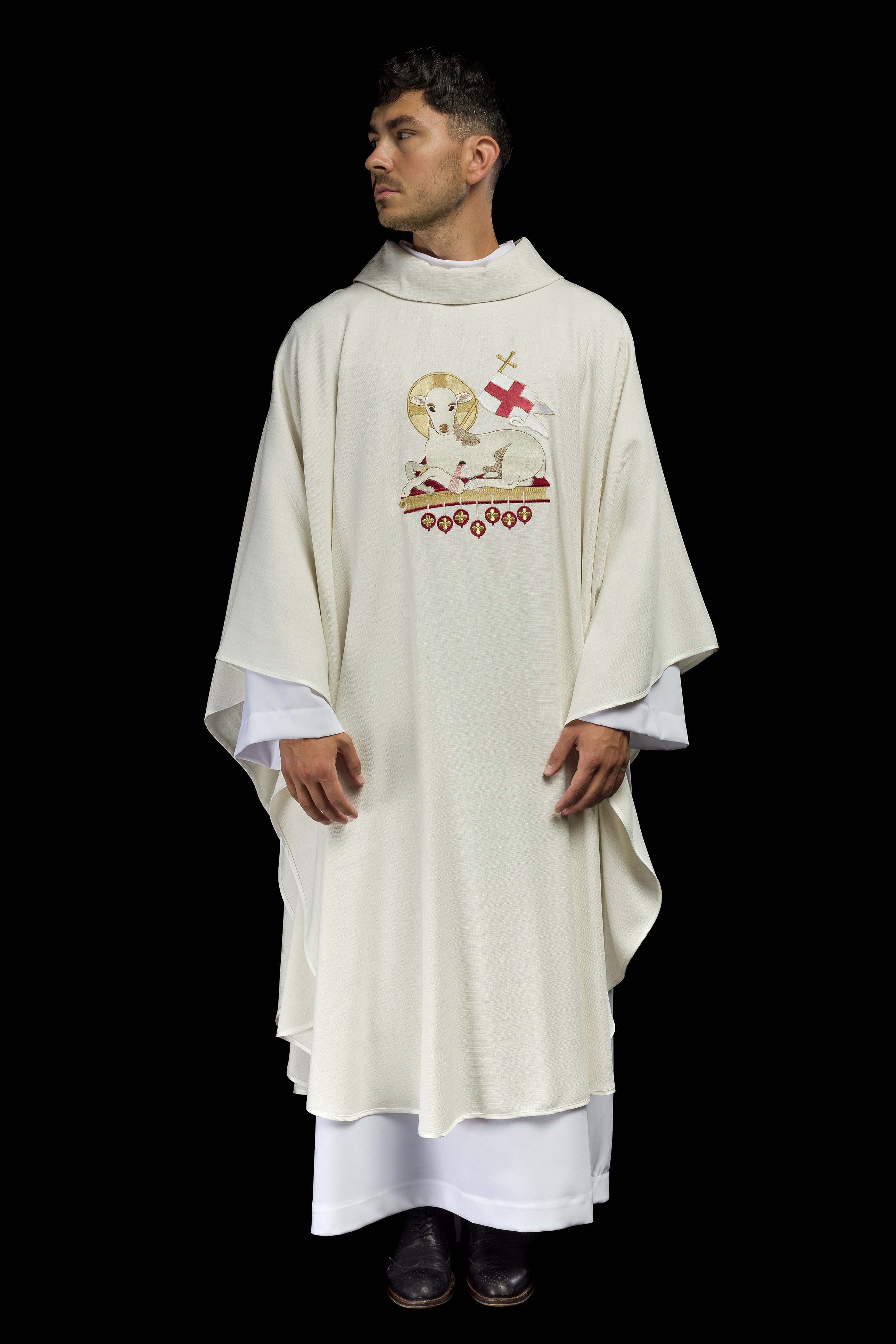 Casula pascal com Cordeiro de Deus bordado