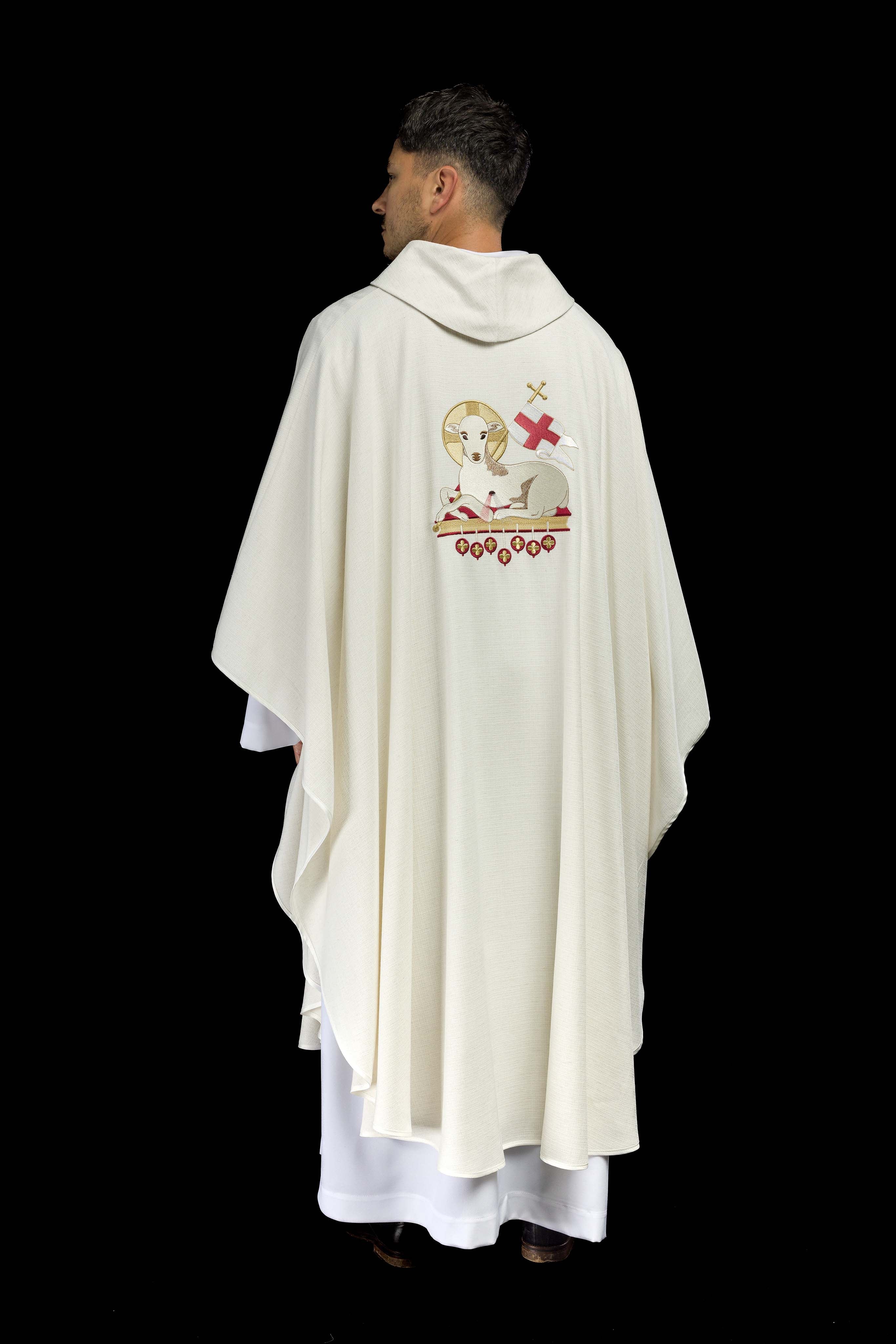 Casula pascal com Cordeiro de Deus bordado