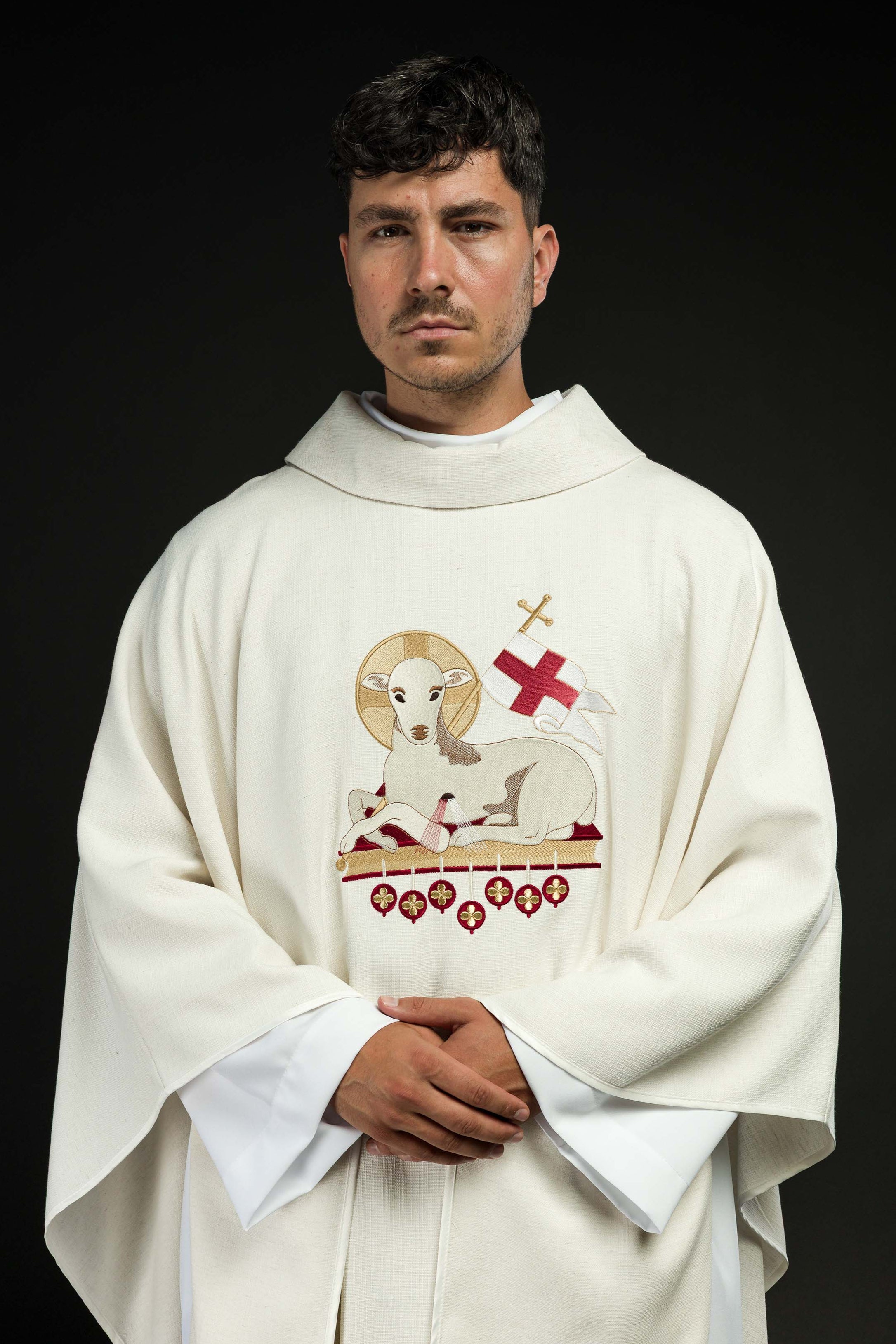 Casula pascal com Cordeiro de Deus bordado