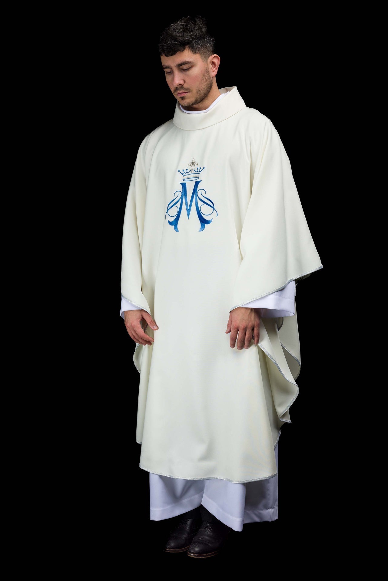 Casula bordada com motivo mariano creme - chasubles.com.br