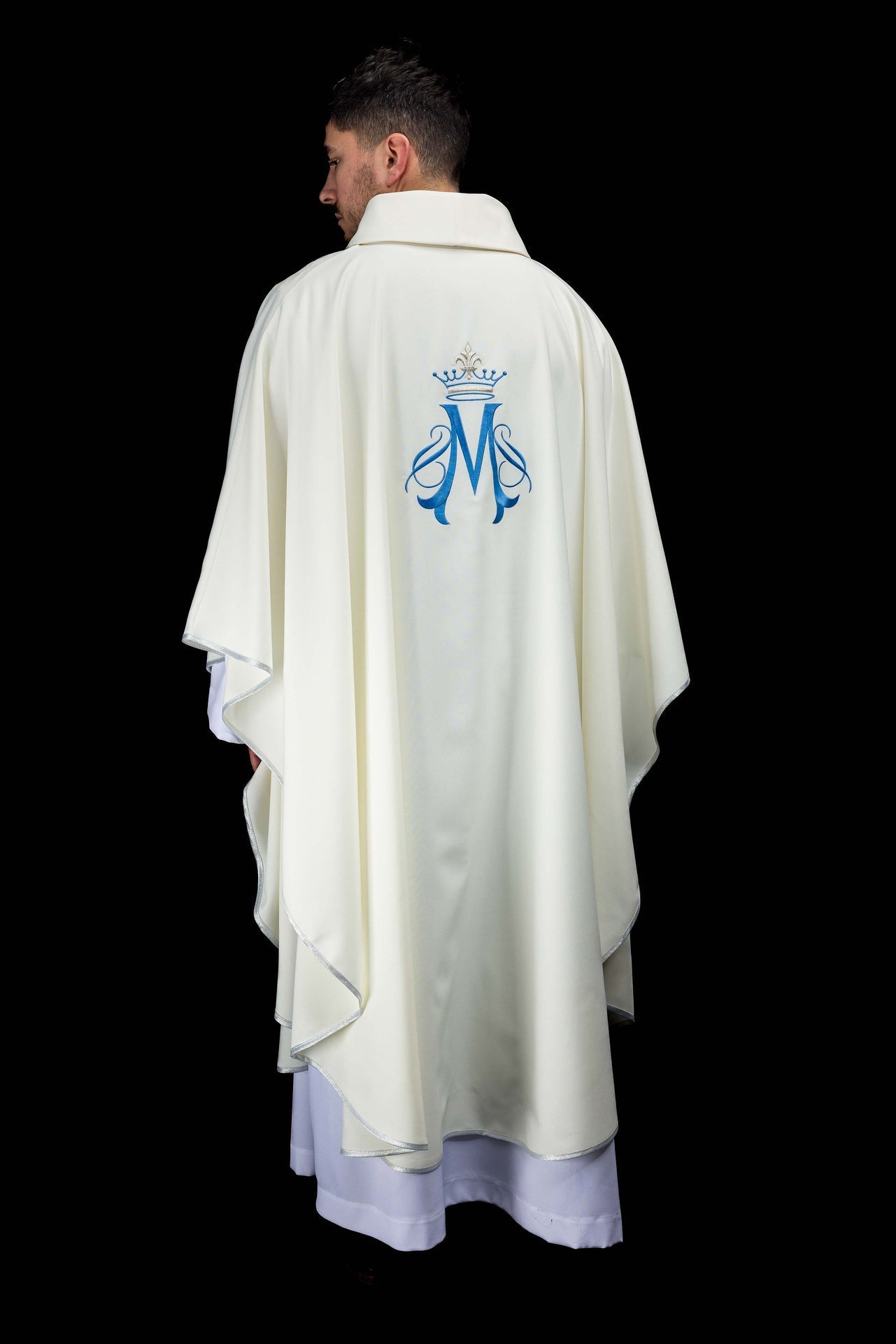 Casula bordada com motivo mariano creme - chasubles.com.br