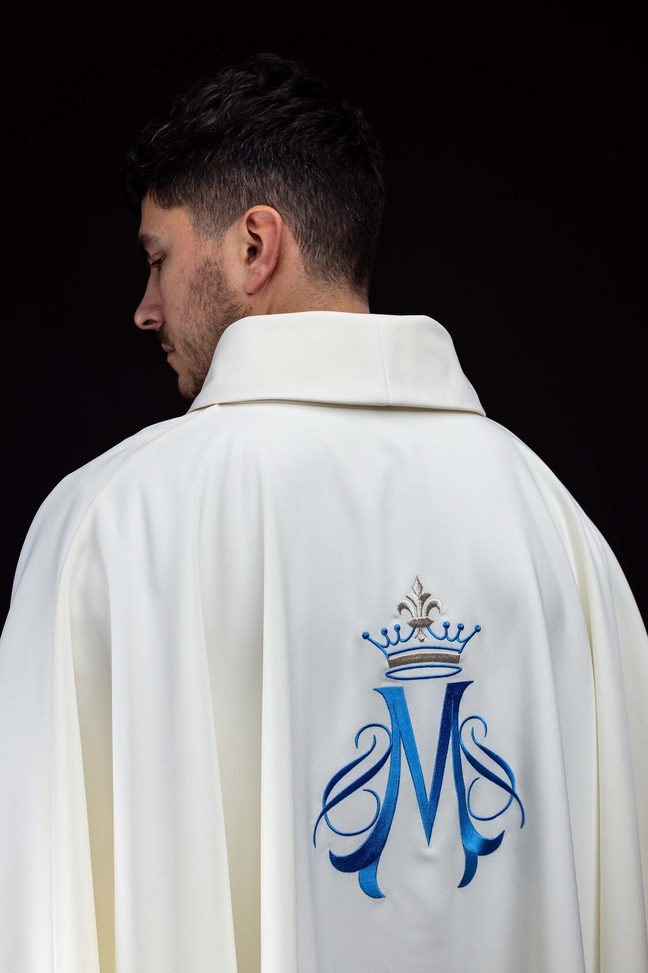 Casula bordada com motivo mariano creme - chasubles.com.br