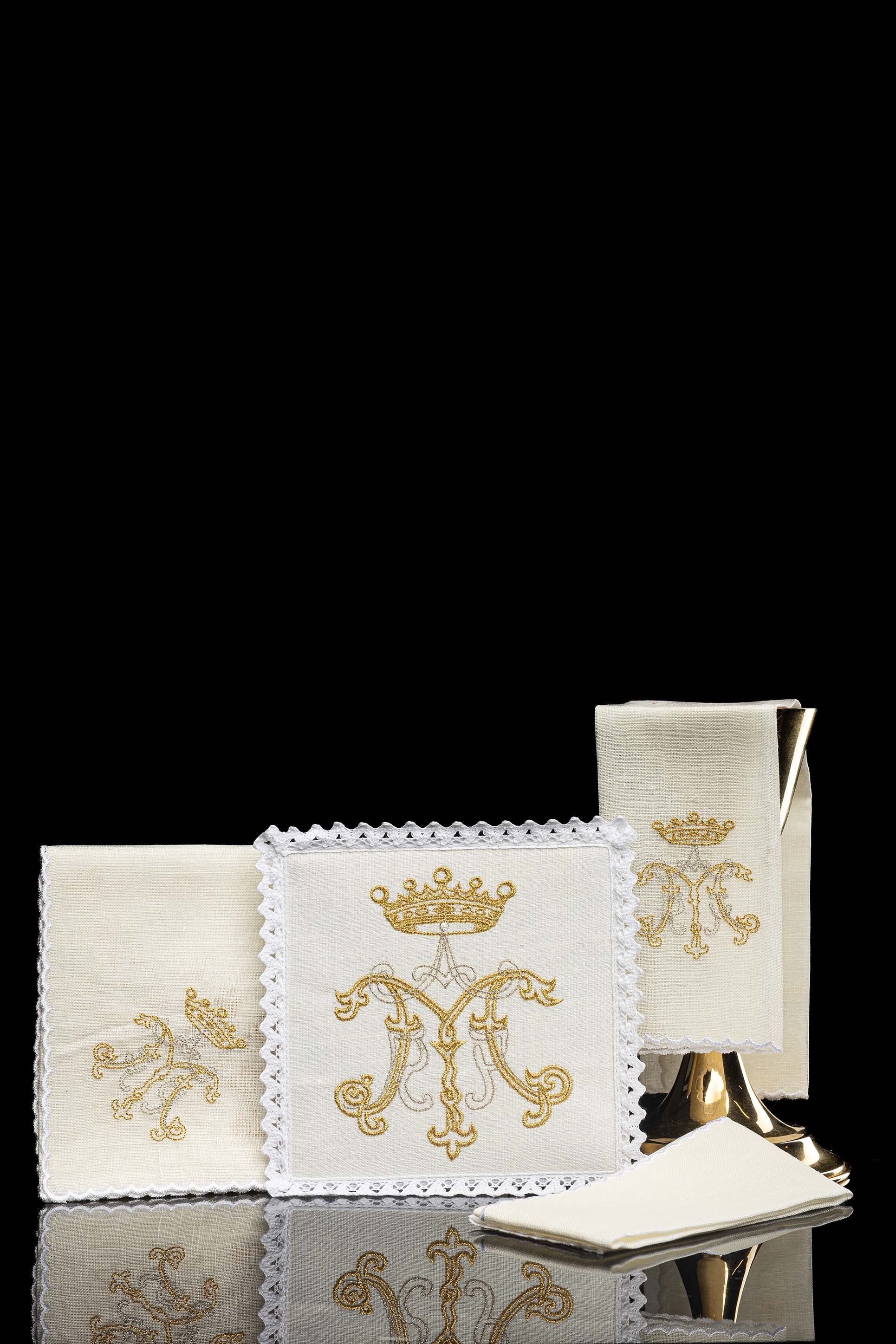 Conjunto de alfaias litúrgicas em linho com bordado mariano dourado