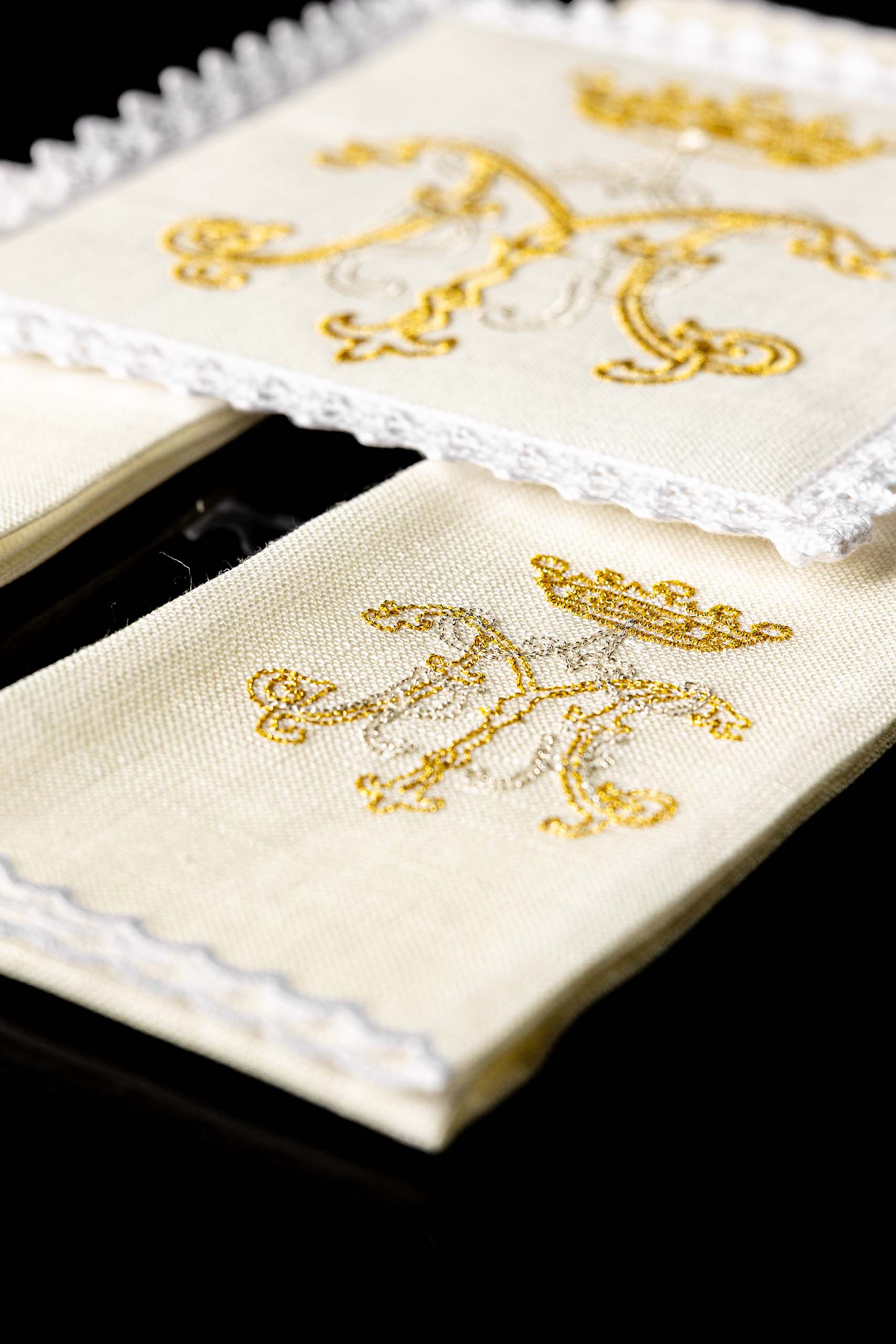 Conjunto de alfaias litúrgicas em linho com bordado mariano dourado