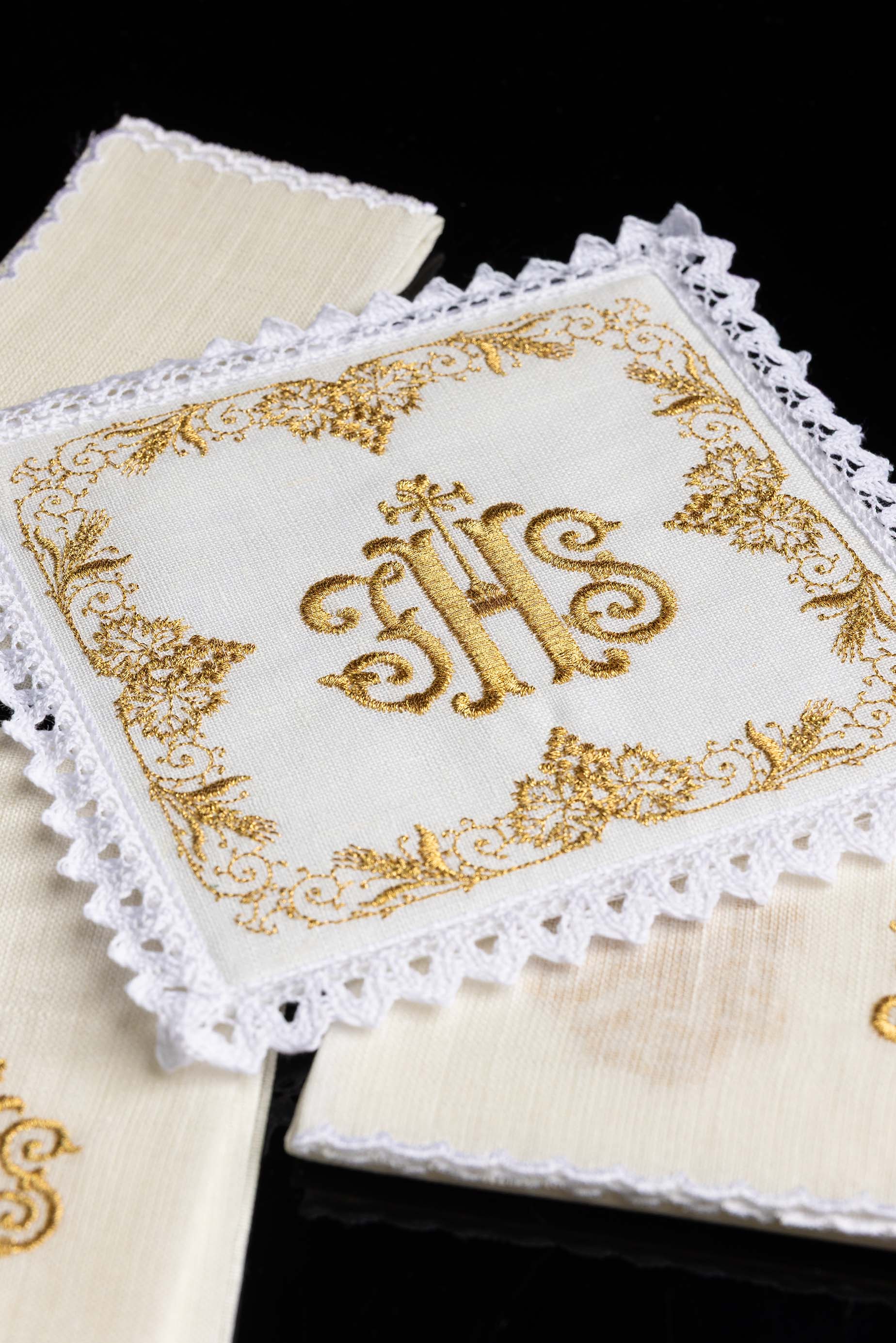 Conjunto de alfaias litúrgicas em linho com símbolos IHS bordados