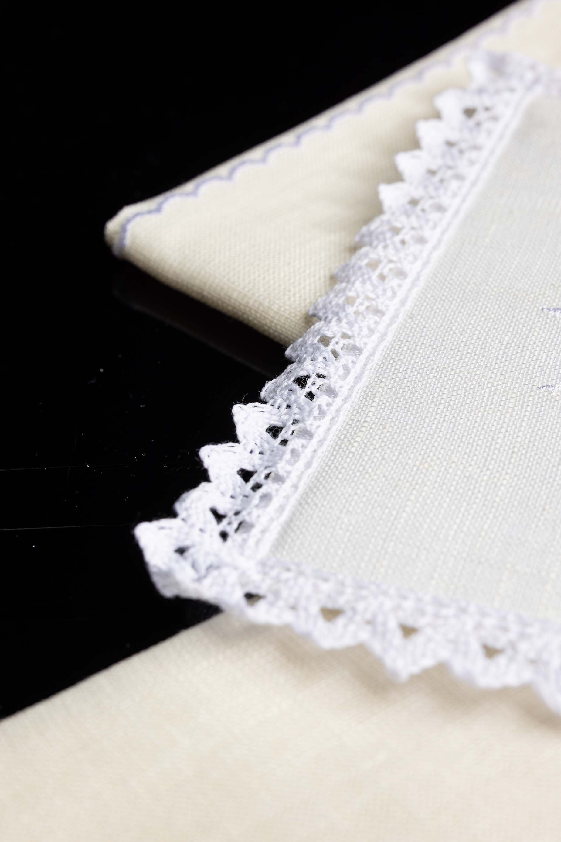 Conjunto de alfaias litúrgicas com delicado bordado de cruz - chasubles.com.br