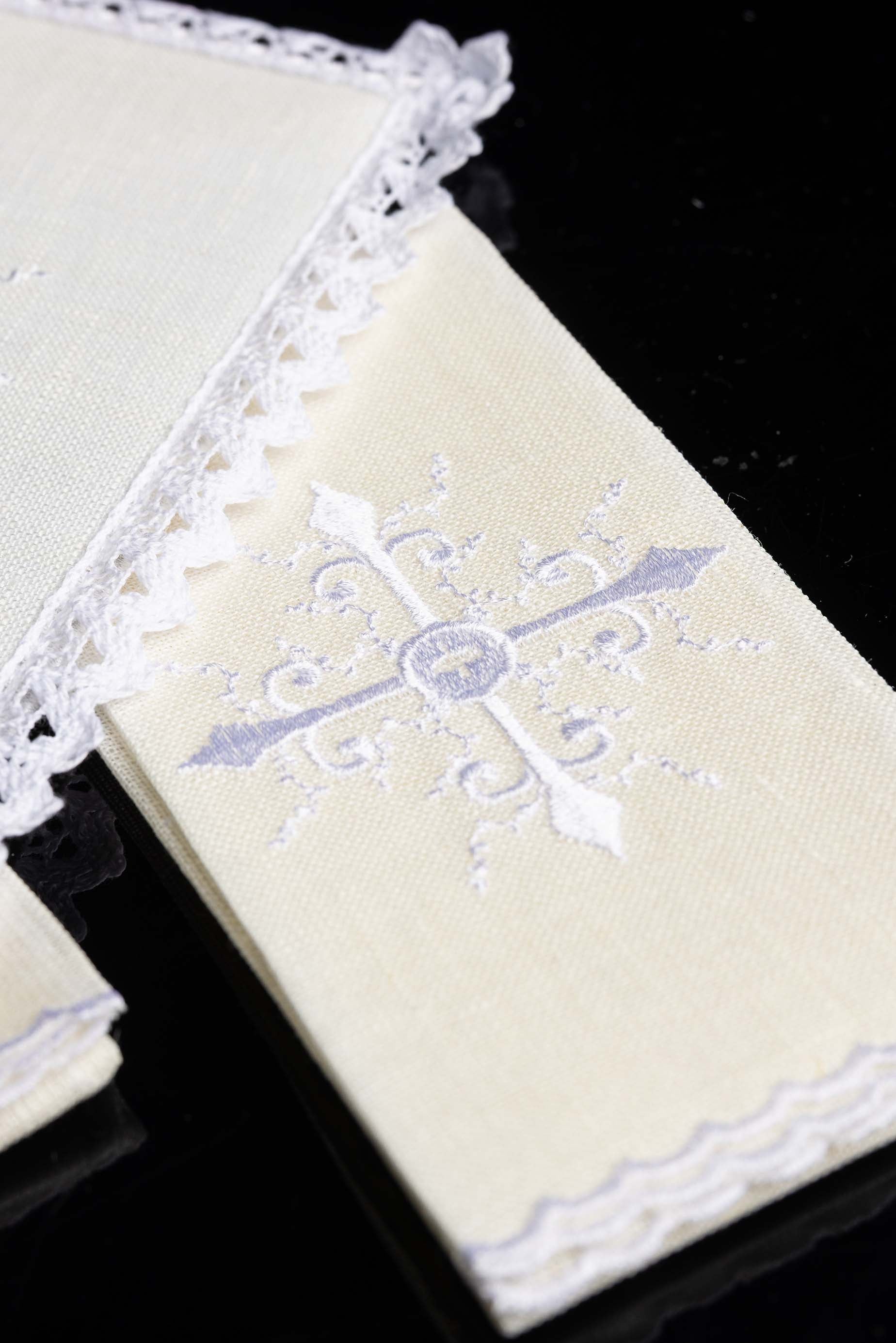 Conjunto de alfaias litúrgicas com delicado bordado de cruz - chasubles.com.br