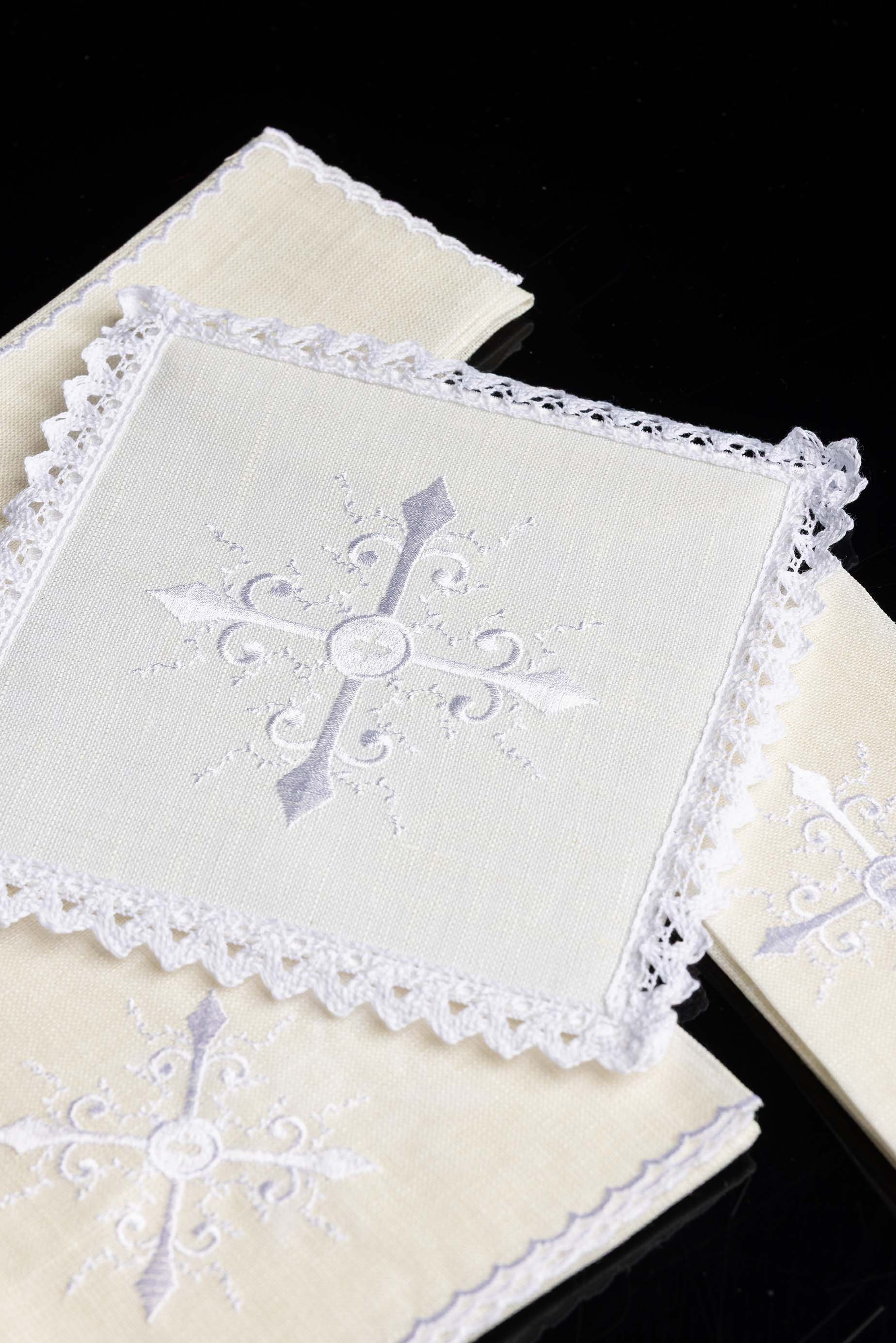 Conjunto de alfaias litúrgicas com delicado bordado de cruz - chasubles.com.br