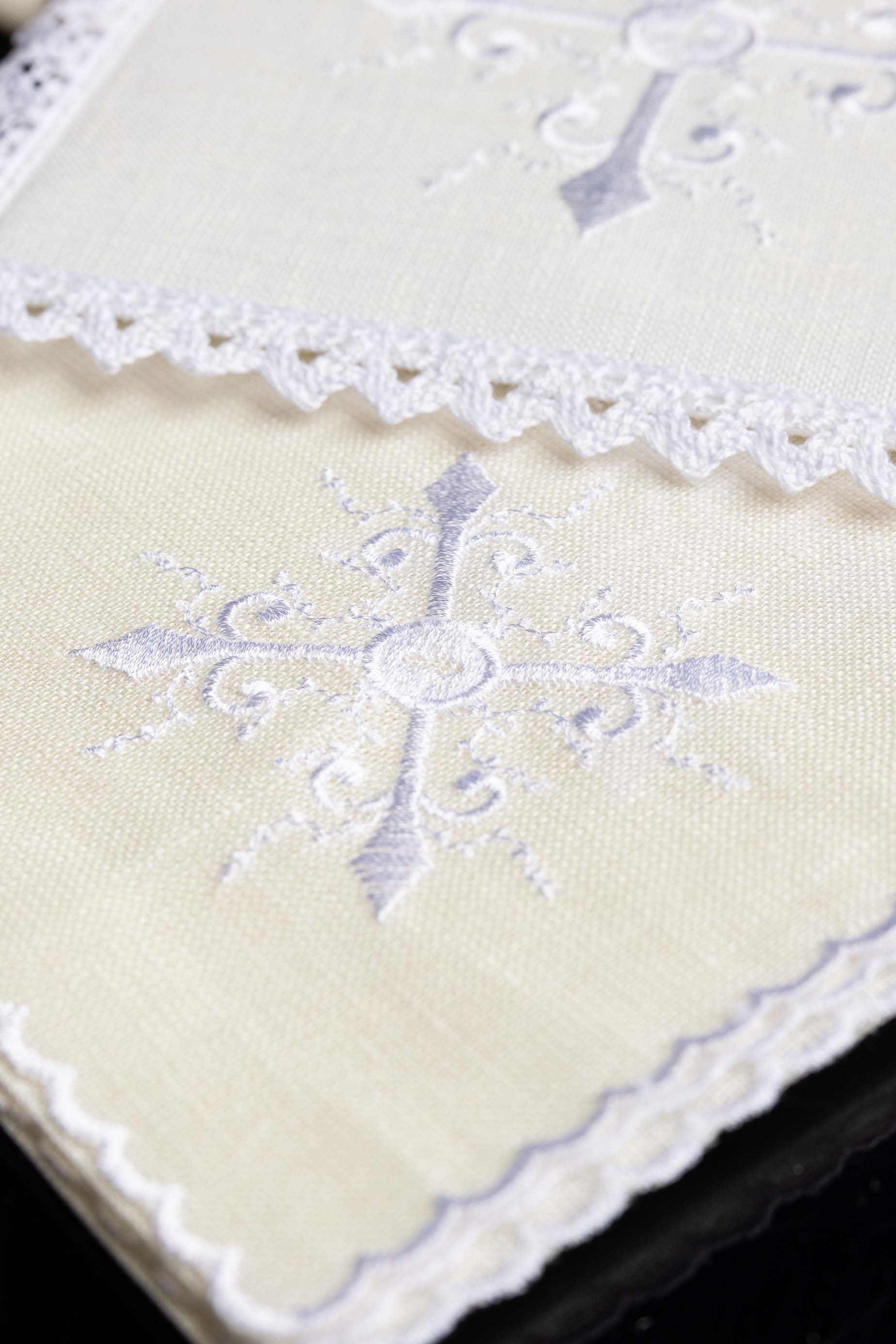 Conjunto de alfaias litúrgicas com delicado bordado de cruz - chasubles.com.br