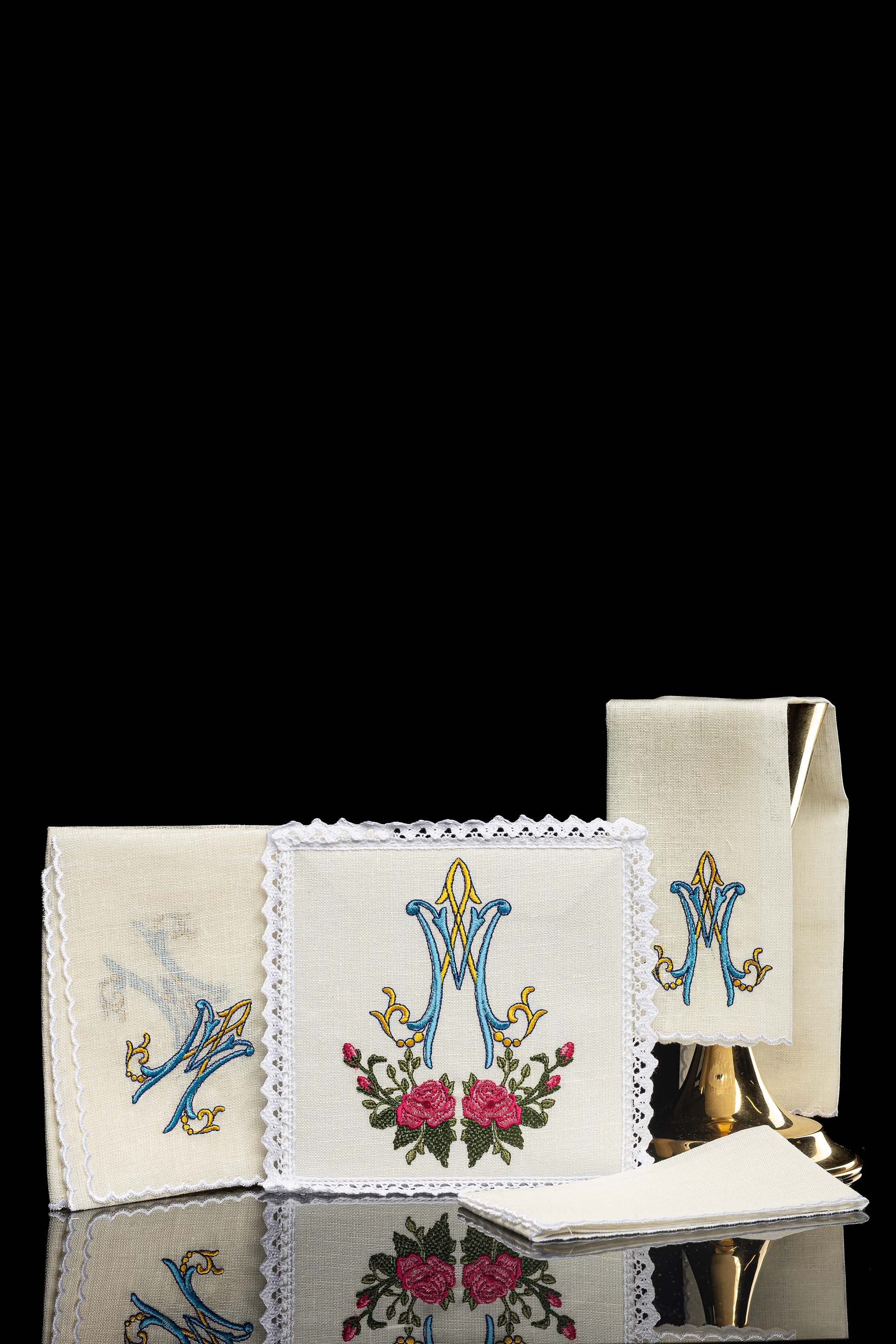 Conjunto de alfaias litúrgicas em linho com bordado mariano colorido