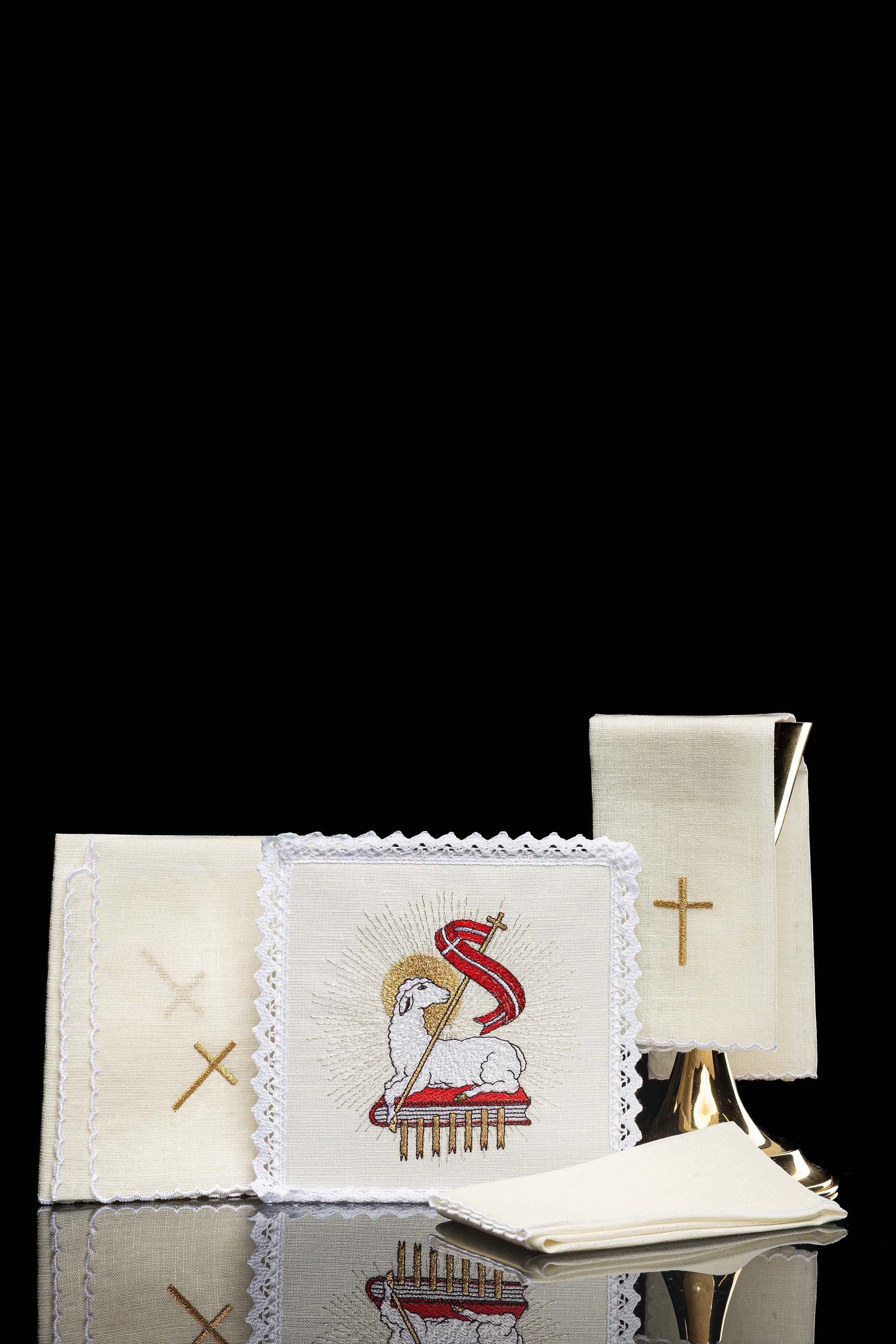 Conjunto de alfaias litúrgicas em linho com bordado de Cordeiro de Deus