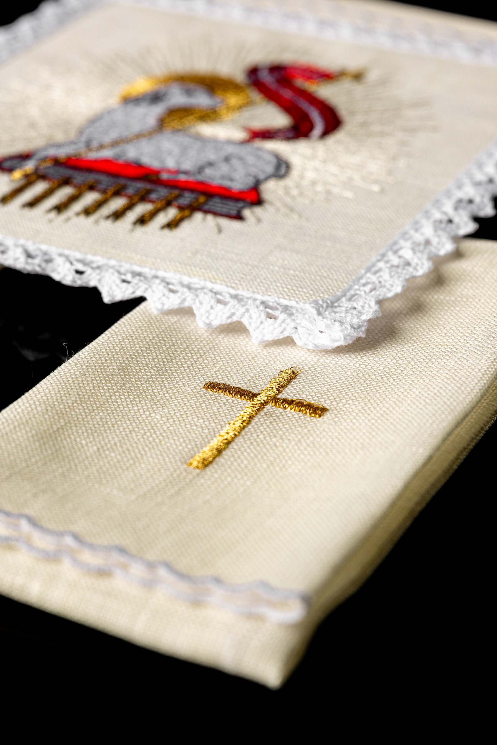 Conjunto de alfaias litúrgicas em linho com bordado de Cordeiro de Deus