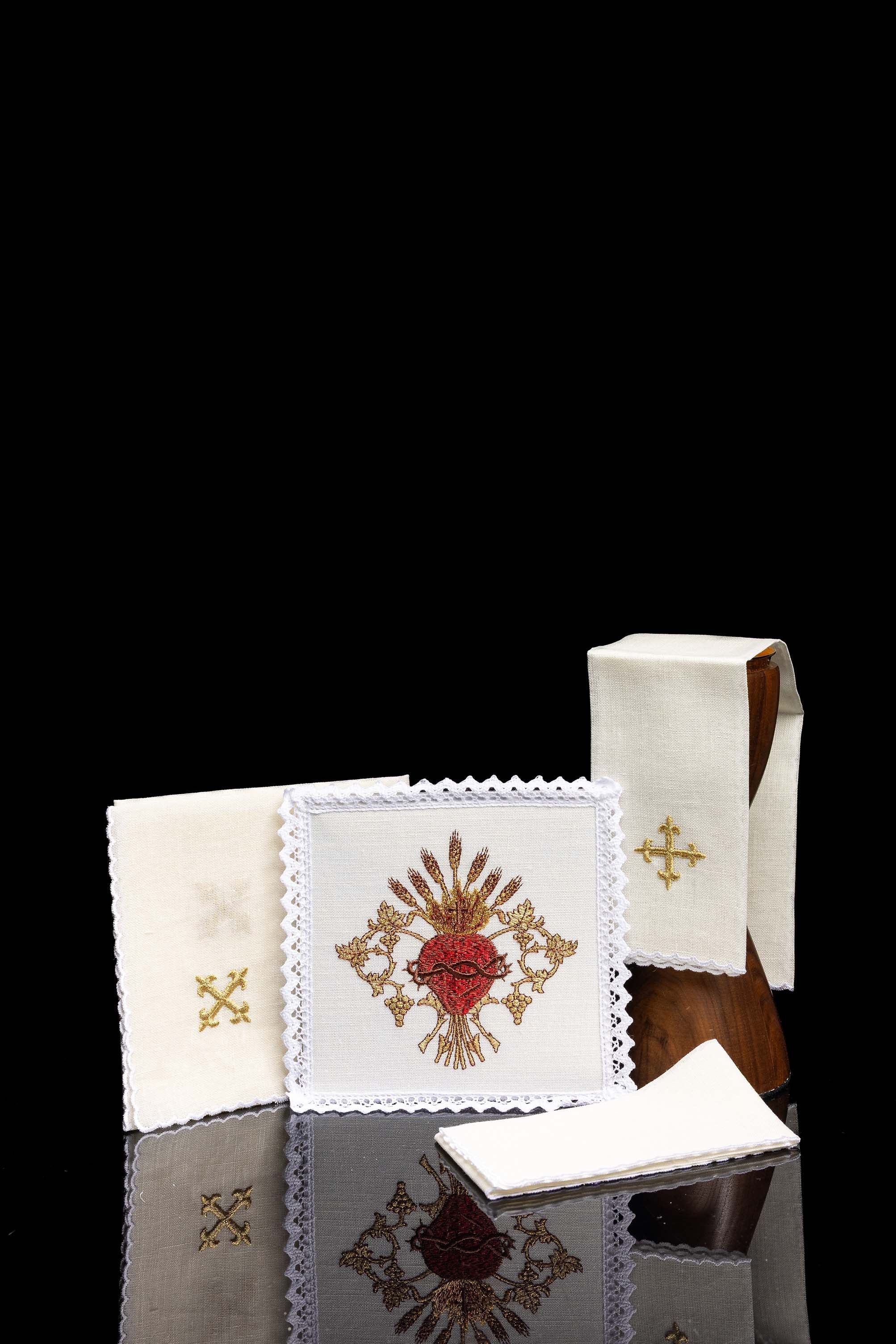 Conjunto de alfaias litúrgicas em linho bordado Sagrado Coração de Jesus