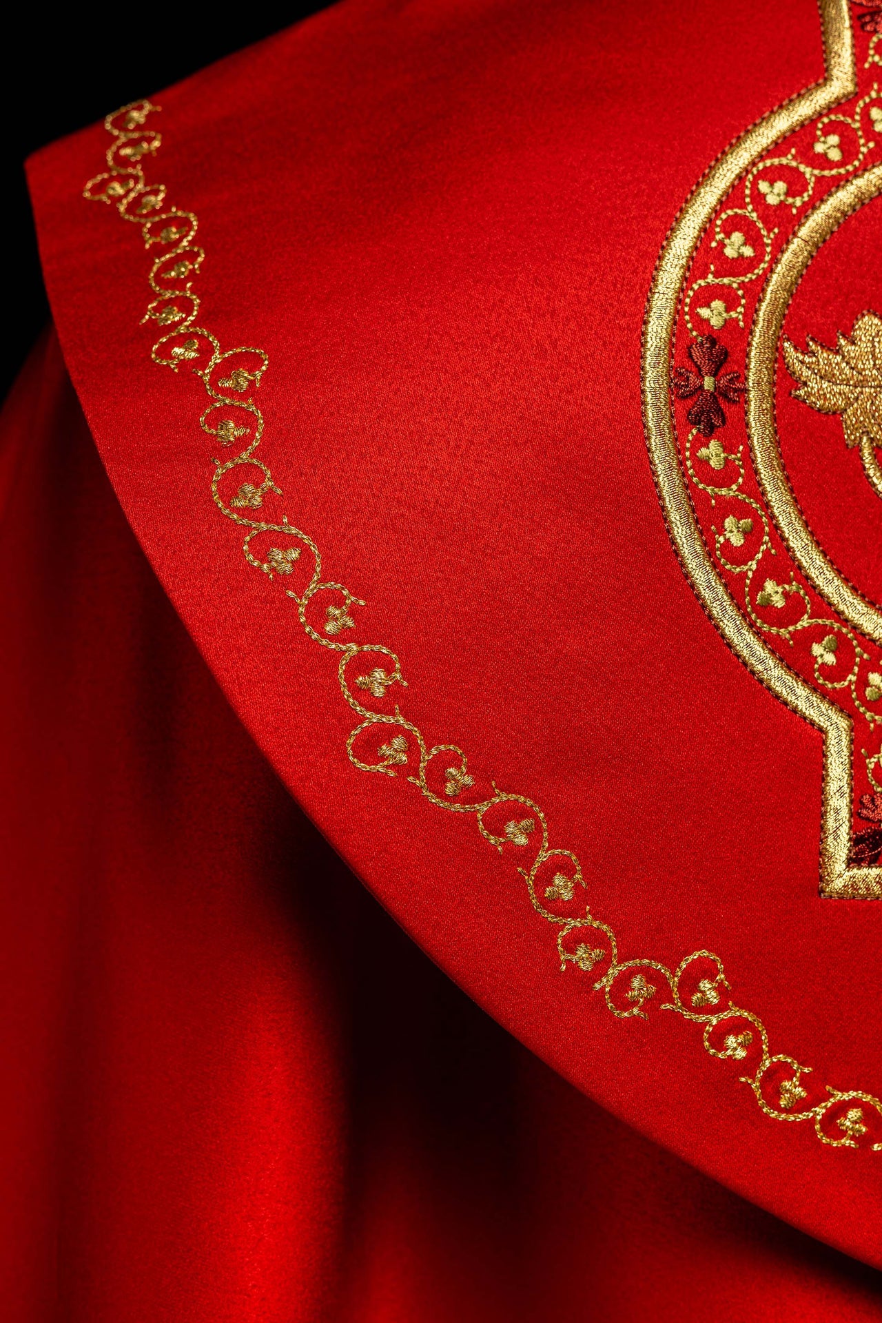 Kapa liturgiczna haftowana IHS w kolorze czerwonym - ORNATY.PL