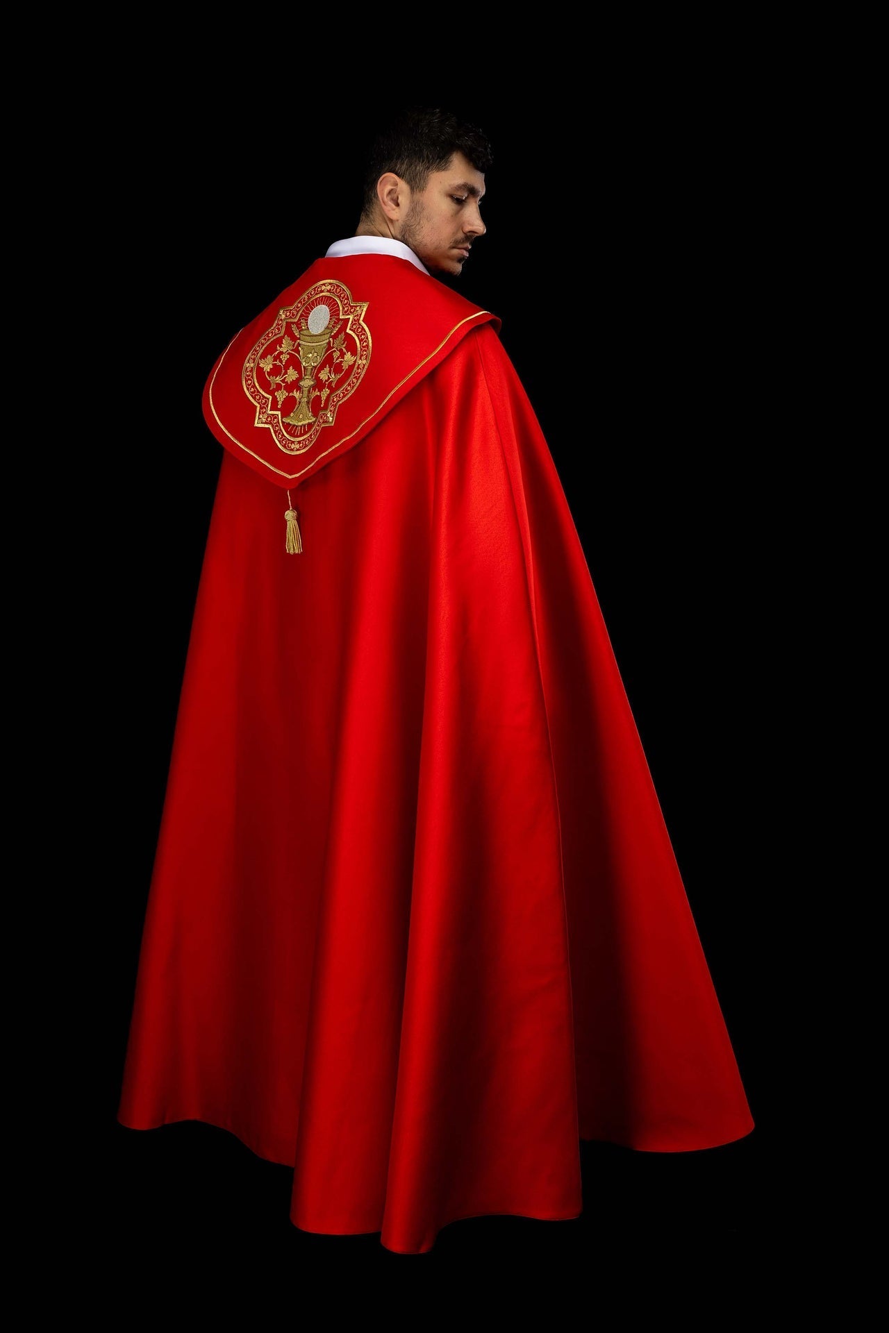 Capa de asperges litúrgica bordada Cálice vermelha - chasubles.com.br