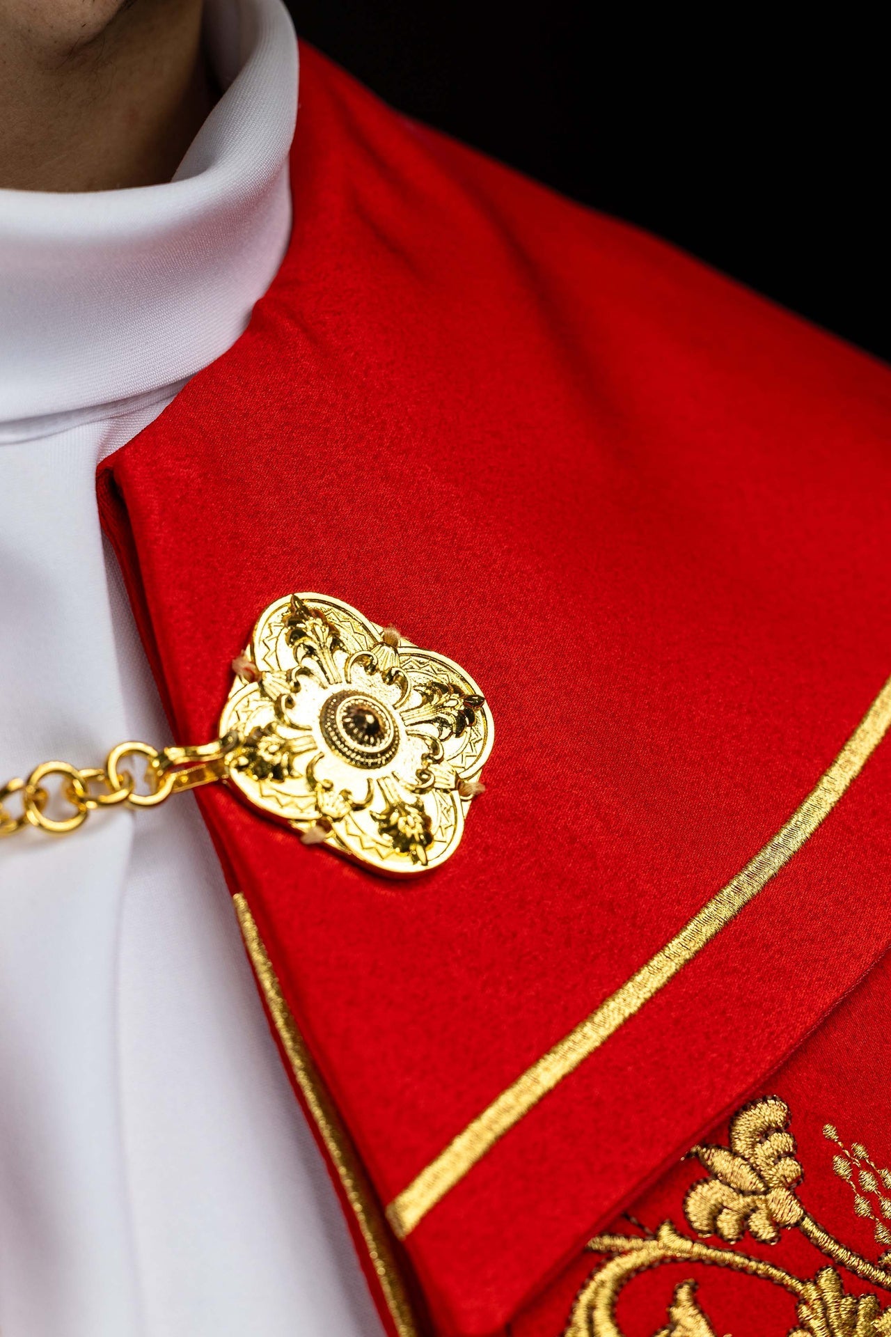 Capa de asperges litúrgica bordada Cálice vermelha - chasubles.com.br