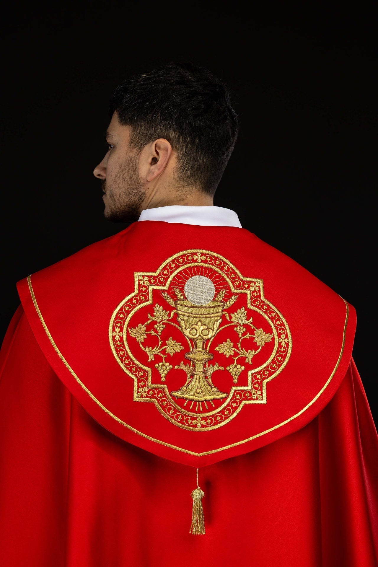 Capa de asperges litúrgica bordada Cálice vermelha - chasubles.com.br