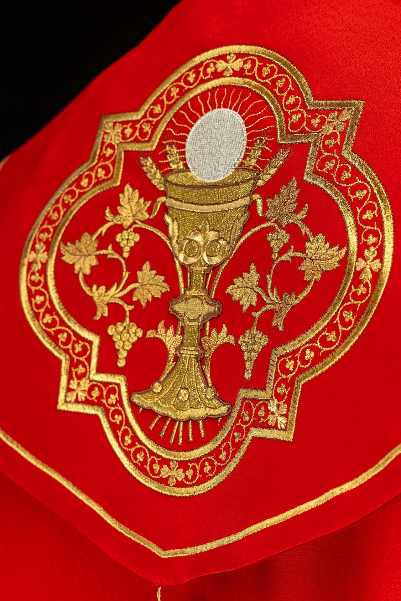 Capa de asperges litúrgica bordada Cálice vermelha - chasubles.com.br