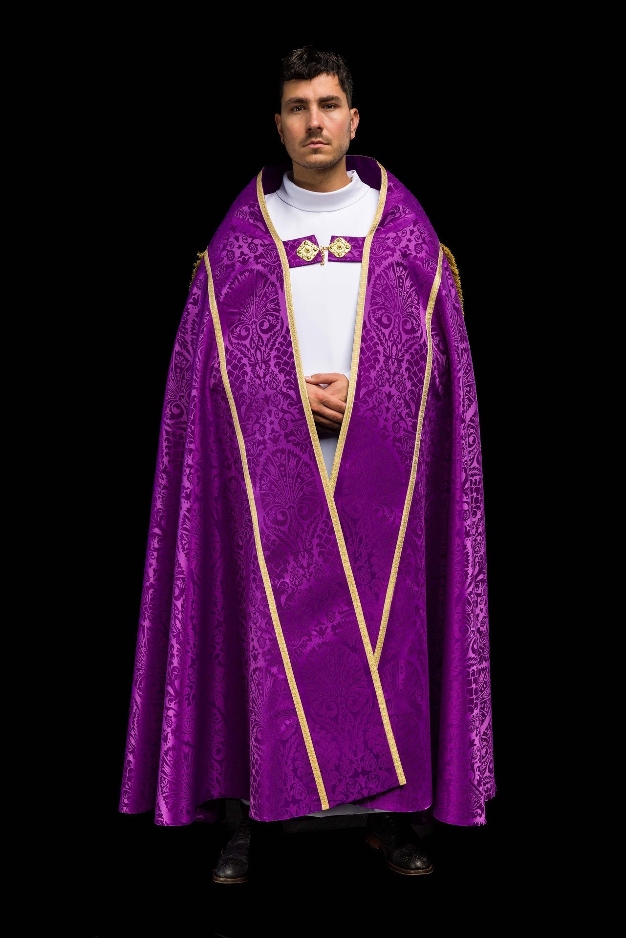 Capa de asperges romana jacquard lisa roxa - chasubles.com.br