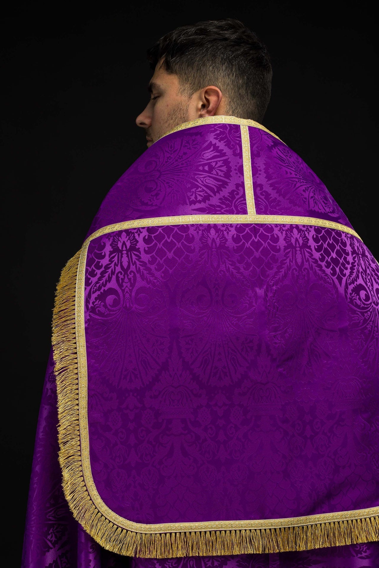 Capa de asperges romana jacquard lisa roxa - chasubles.com.br