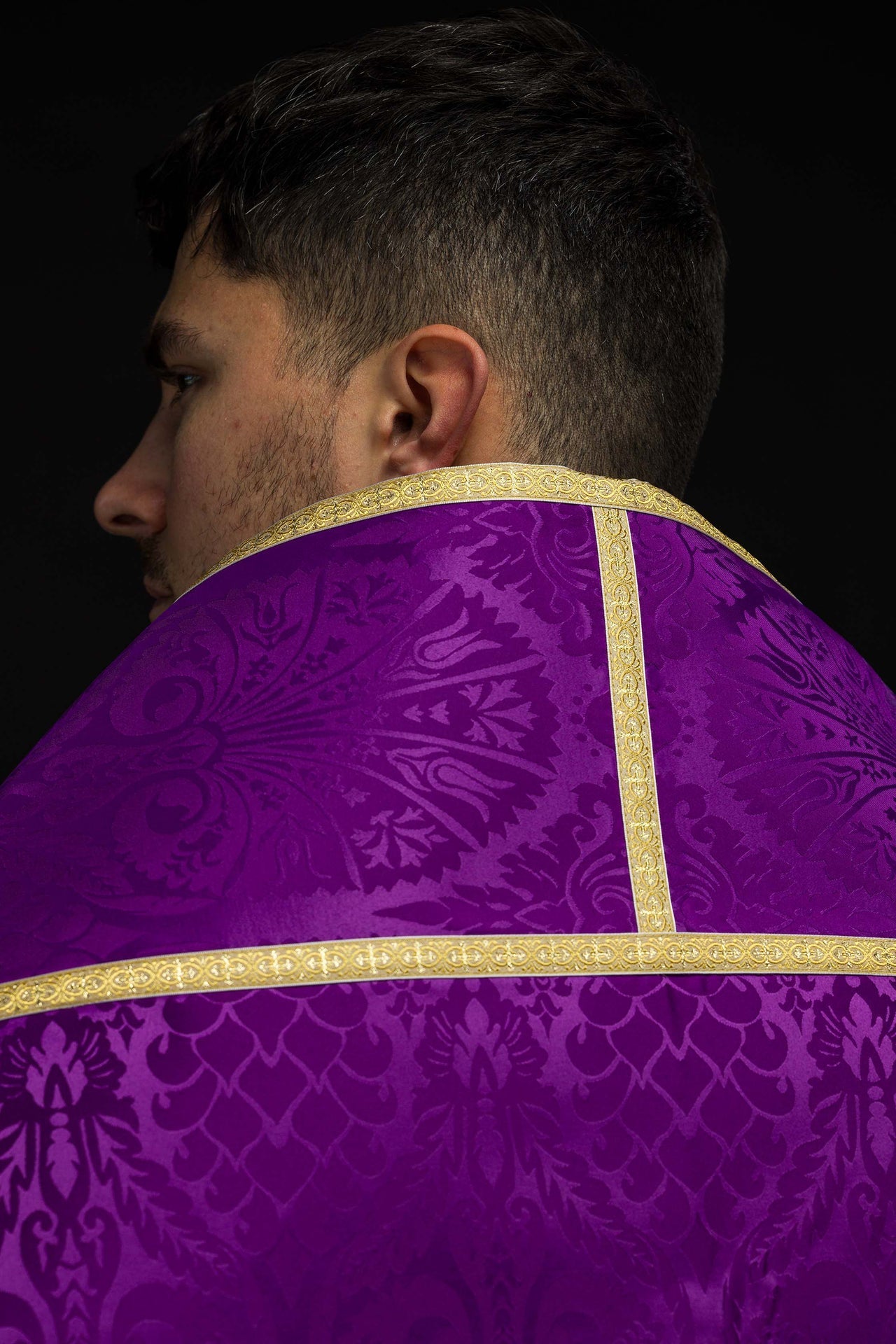 Capa de asperges romana jacquard lisa roxa - chasubles.com.br