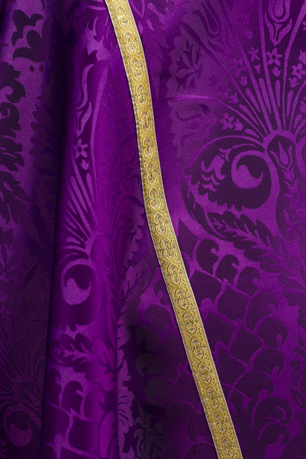 Capa de asperges romana jacquard lisa roxa - chasubles.com.br