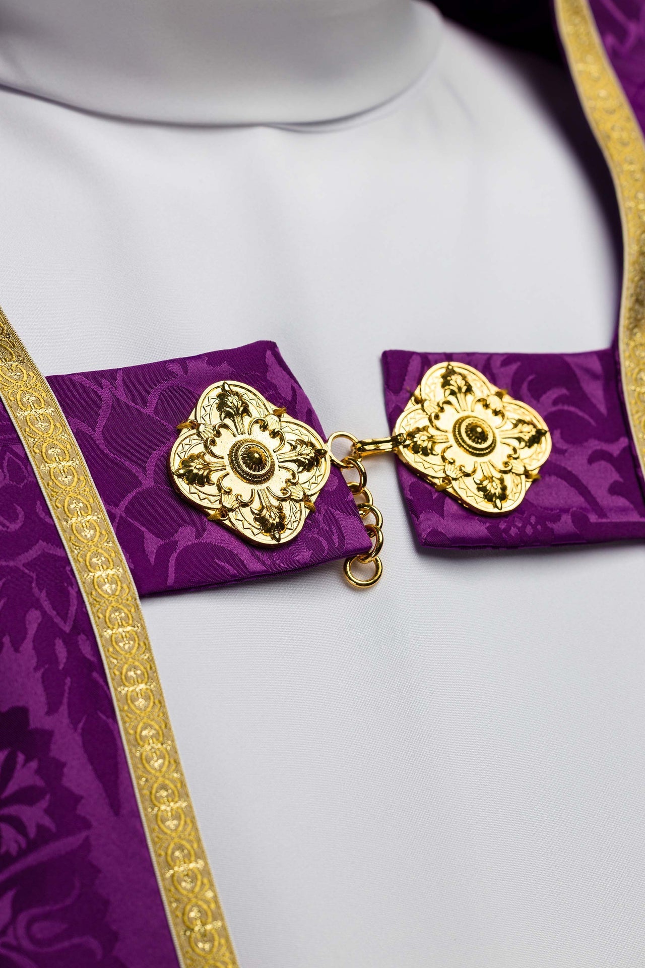 Capa de asperges romana jacquard lisa roxa - chasubles.com.br