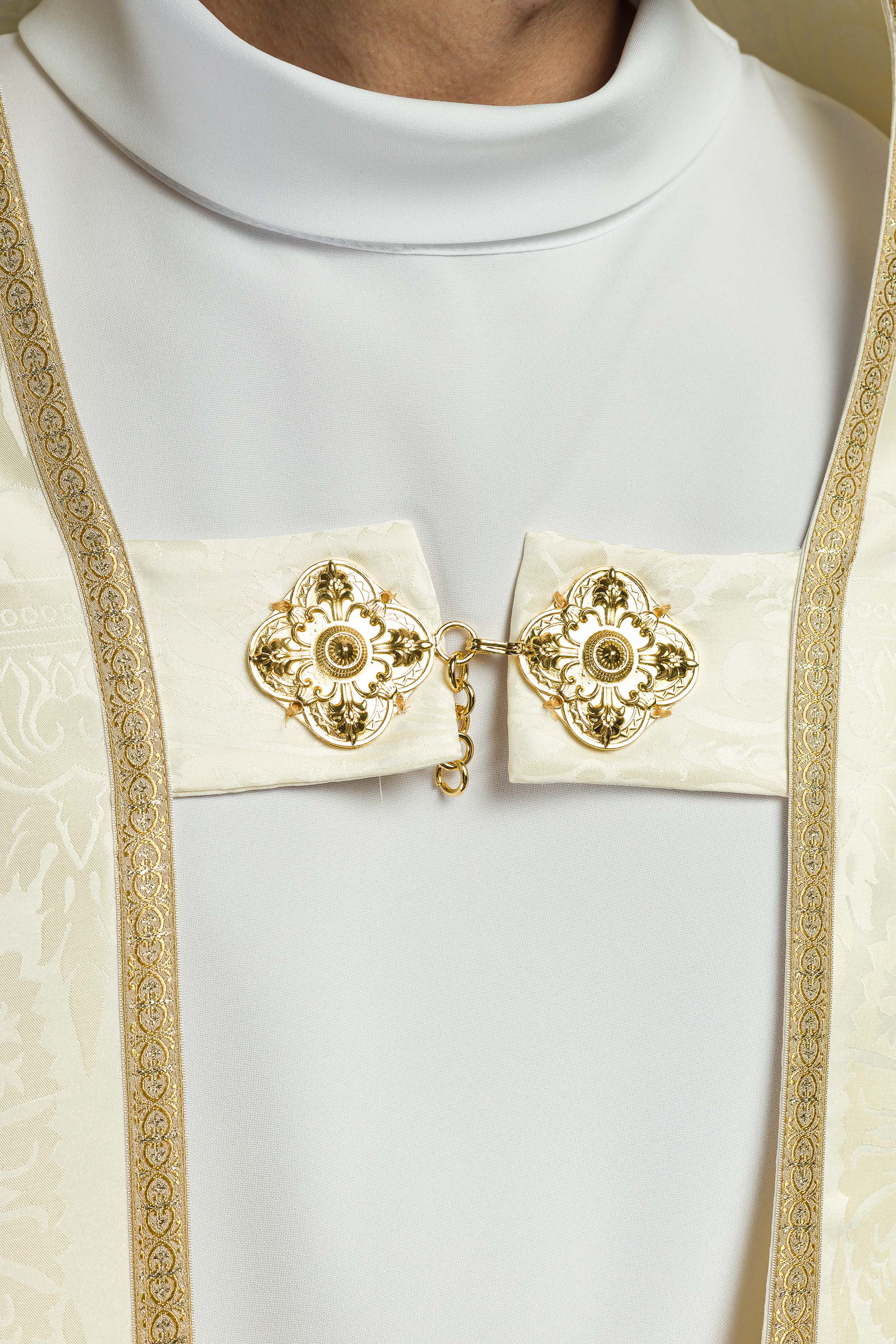 Capa de asperges romana lisa em jacquard creme.