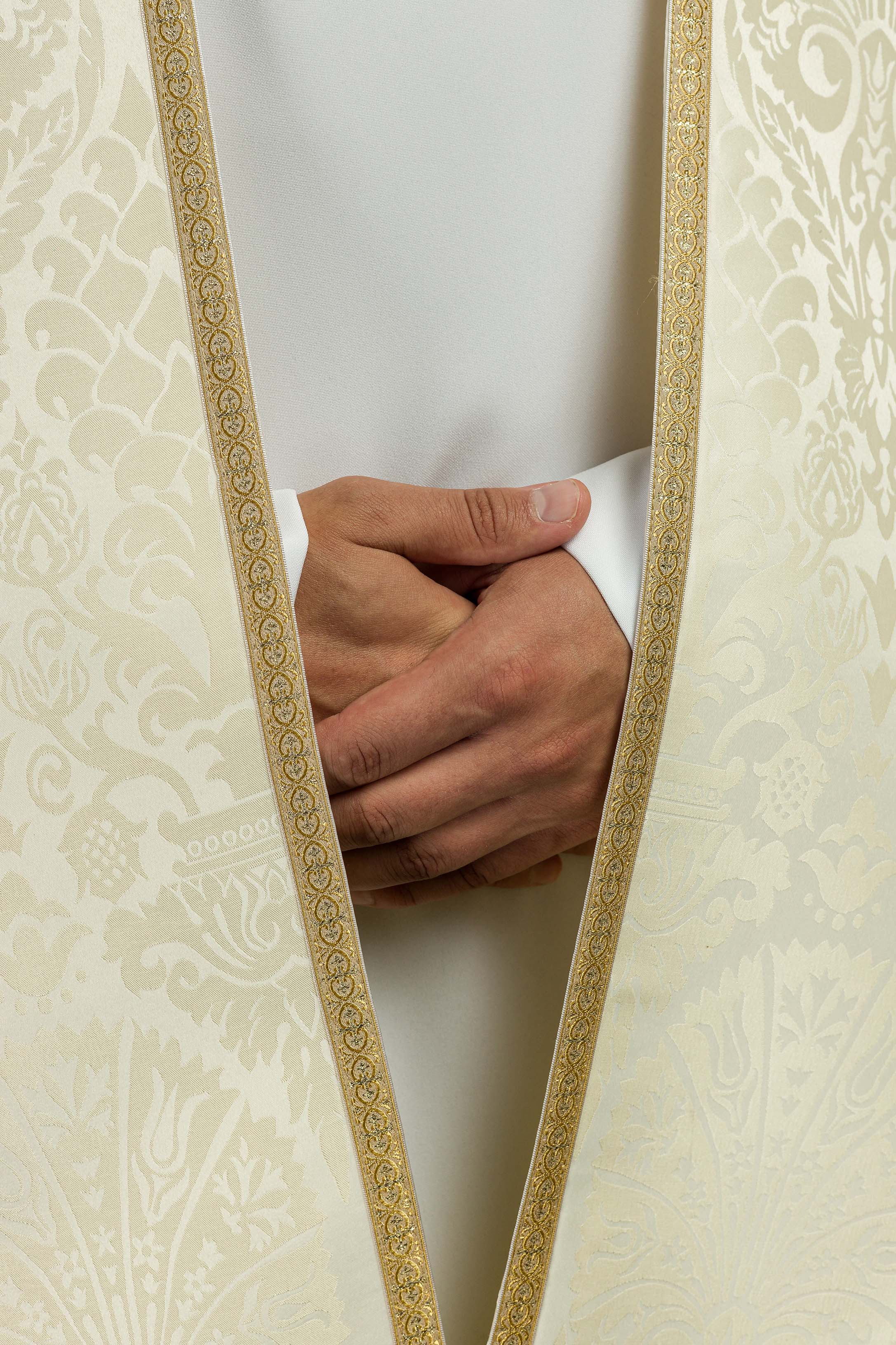 Capa de asperges romana lisa em jacquard creme.