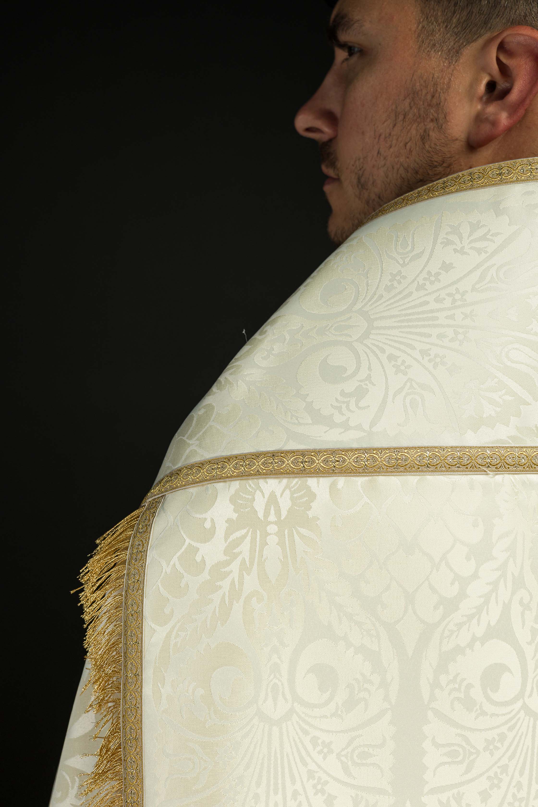 Capa de asperges romana lisa em jacquard creme.