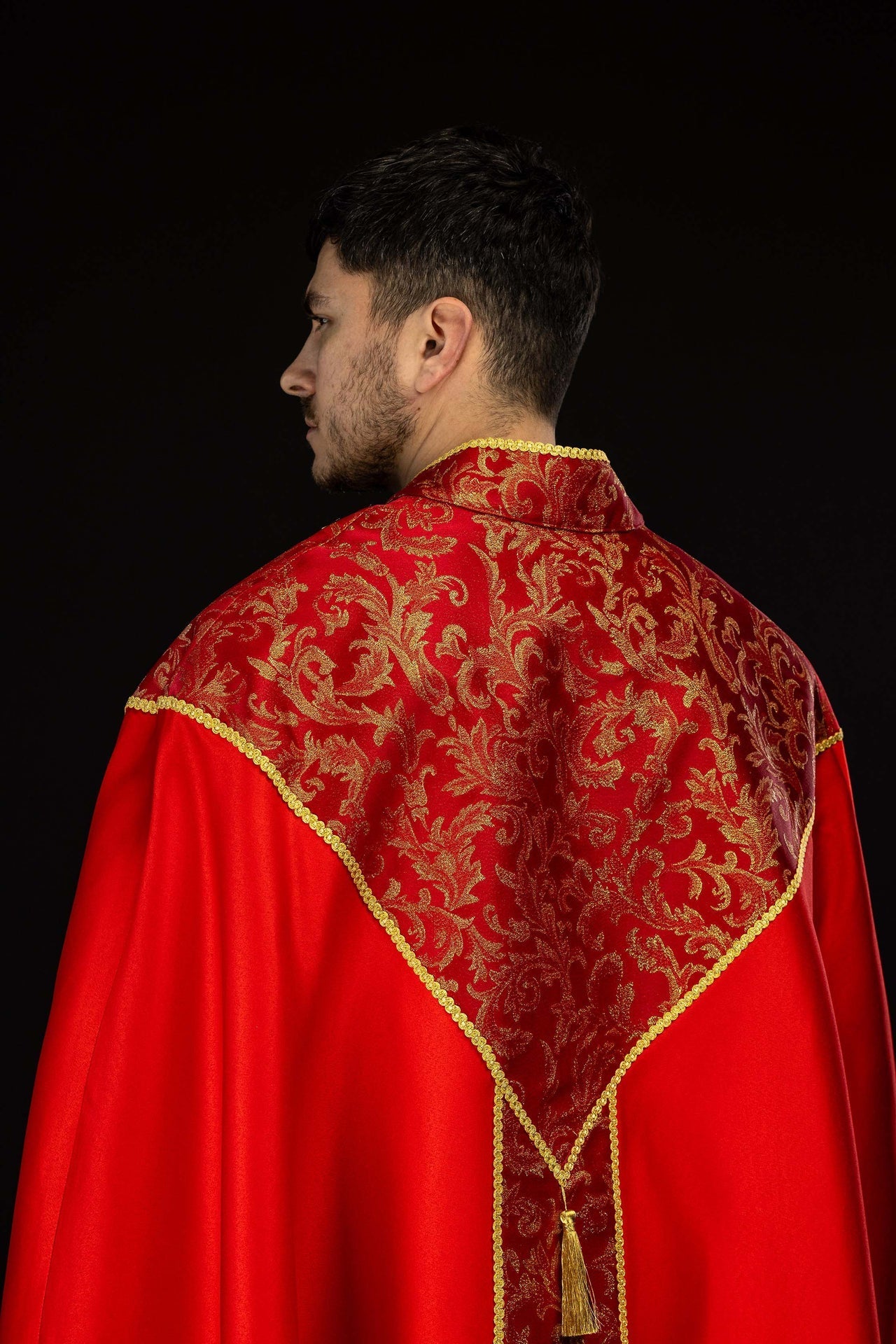 Capa de asperges vermelha adornada com tecido jacquard